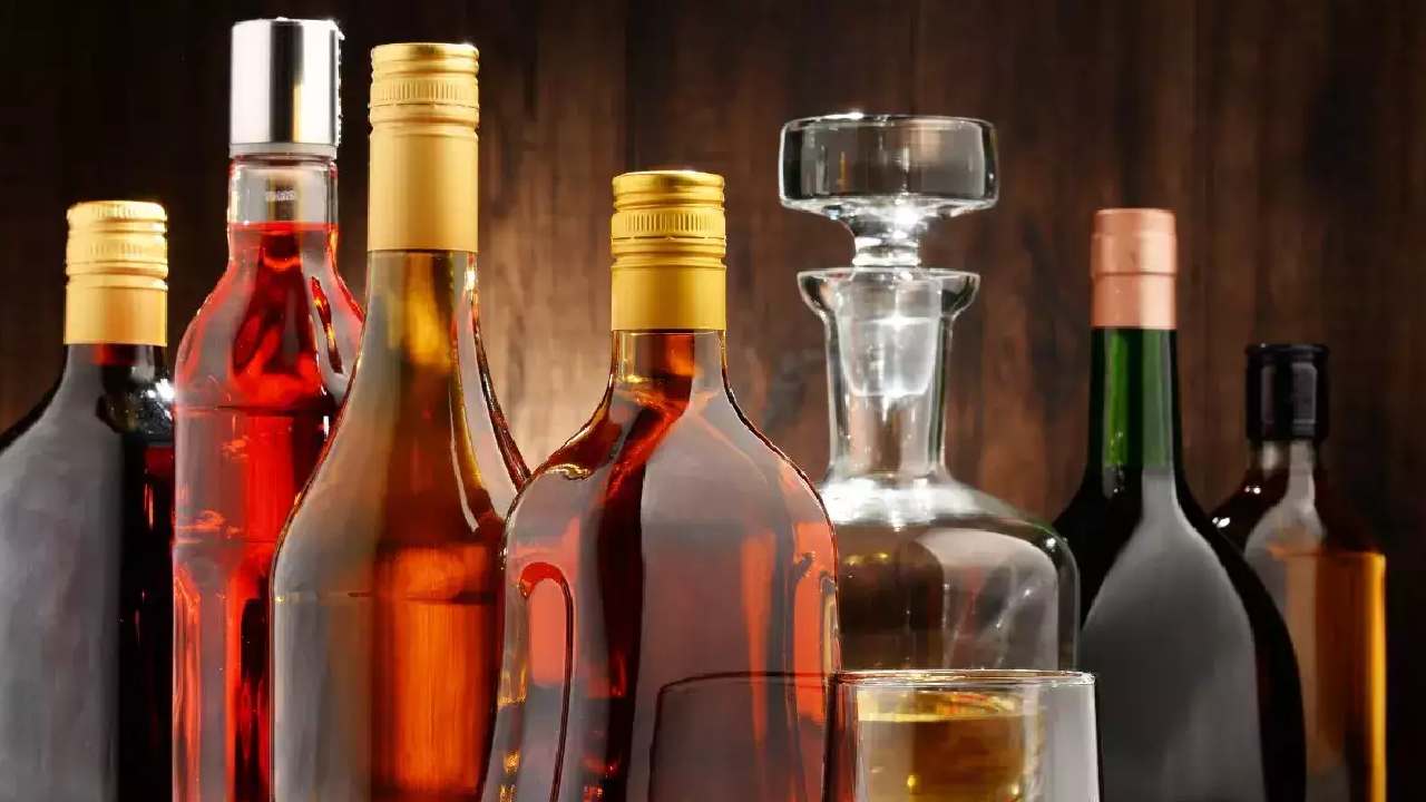 Karnataka: ప్రతిపక్షాల విమర్శలకు తలొగ్గిన కర్ణాటక సర్కారు.. మద్యపానం అర్హత వయస్సు తగ్గింపుపై వెనుకంజ Karnataka: ప్రతిపక్షాల విమర్శలకు తలొగ్గిన కర్ణాటక సర్కారు.. మద్యపానం అర్హత వయస్సు తగ్గింపుపై వెనుకంజ