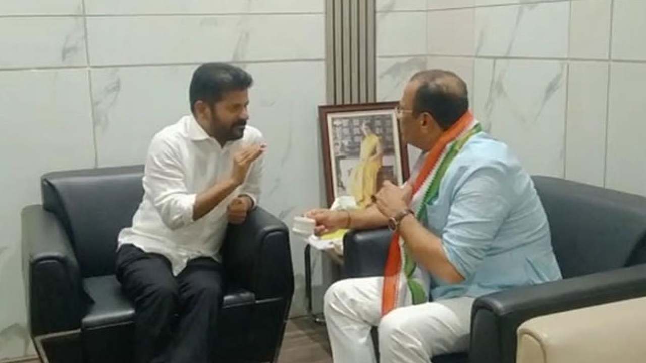 Komatireddy Venkat Reddy: రేవంత్తో భేటీ అయిన కోమటిరెడ్డి.. గాంధీ భవన్లో ఆసక్తికర ఘటన Komatireddy Venkat Reddy: రేవంత్తో భేటీ అయిన కోమటిరెడ్డి.. గాంధీ భవన్లో ఆసక్తికర ఘటన
