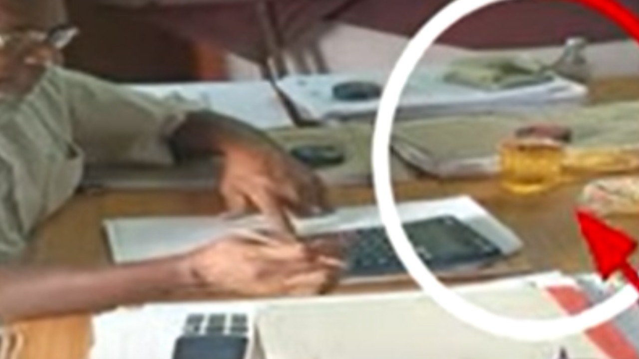 Mylavaram Agricultural Market : వ్యవసాయ మార్కెట్ ఆఫీస్ లో మద్యం సేవించిన ఇద్దరు ఉద్యోగులు సస్పెండ్ Mylavaram Agricultural Market : వ్యవసాయ మార్కెట్ ఆఫీస్ లో మద్యం సేవించిన ఇద్దరు ఉద్యోగులు సస్పెండ్