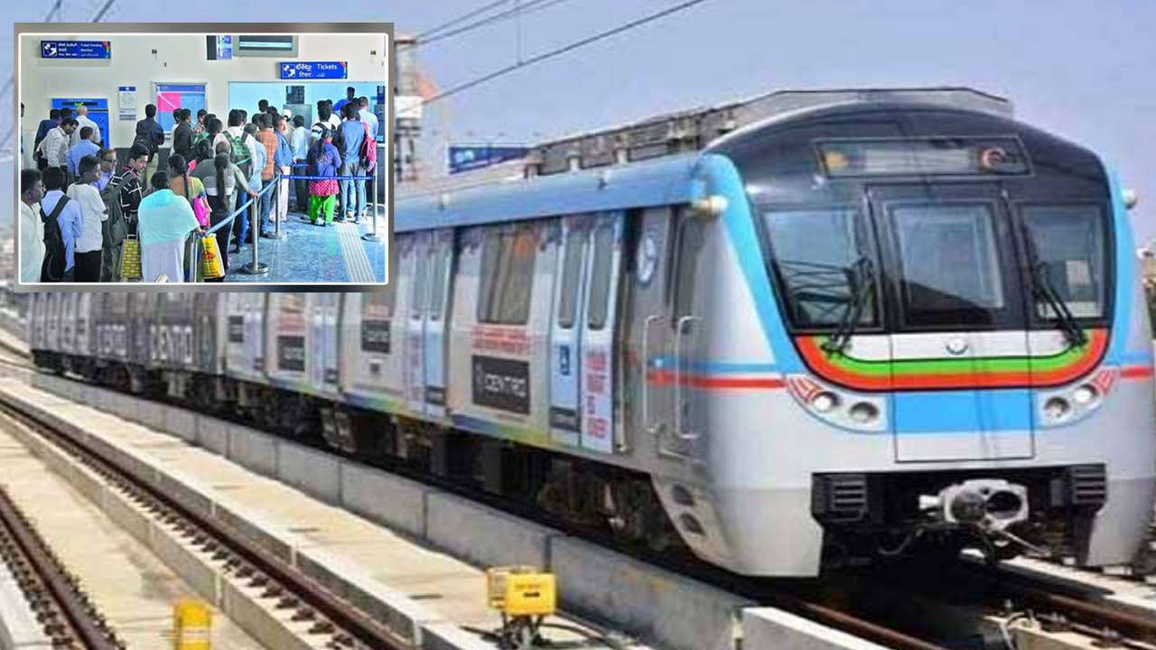 Hyderabad Metro Employees Protest : హైదరాబాద్ మెట్రో టికెటింగ్ ఉద్యోగులు ఆందోళన.. జీతాలు పెంచాలని విధులు బహిష్కరించి నిరసన Hyderabad Metro Employees Protest : హైదరాబాద్ మెట్రో టికెటింగ్ ఉద్యోగులు ఆందోళన.. జీతాలు పెంచాలని విధులు బహిష్కరించి నిరసన