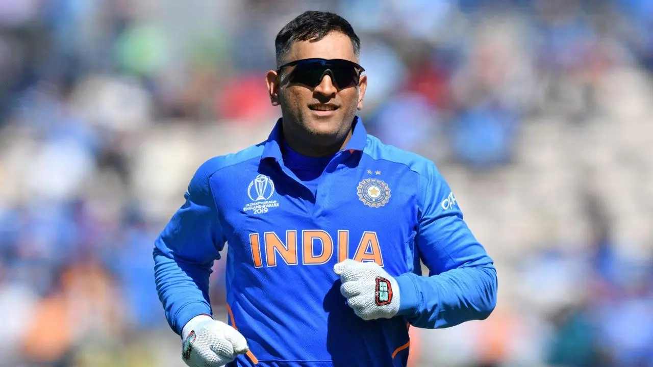 MS Dhoni: గత వరల్డ్ కప్ తర్వాతే రిటైర్ కావాలకున్న ధోనీ.. వెల్లడించిన మాజీ ఫీల్డింగ్ కోచ్ ఆర్ శ్రీధర్ MS Dhoni: గత వరల్డ్ కప్ తర్వాతే రిటైర్ కావాలకున్న ధోనీ.. వెల్లడించిన మాజీ ఫీల్డింగ్ కోచ్ ఆర్ శ్రీధర్