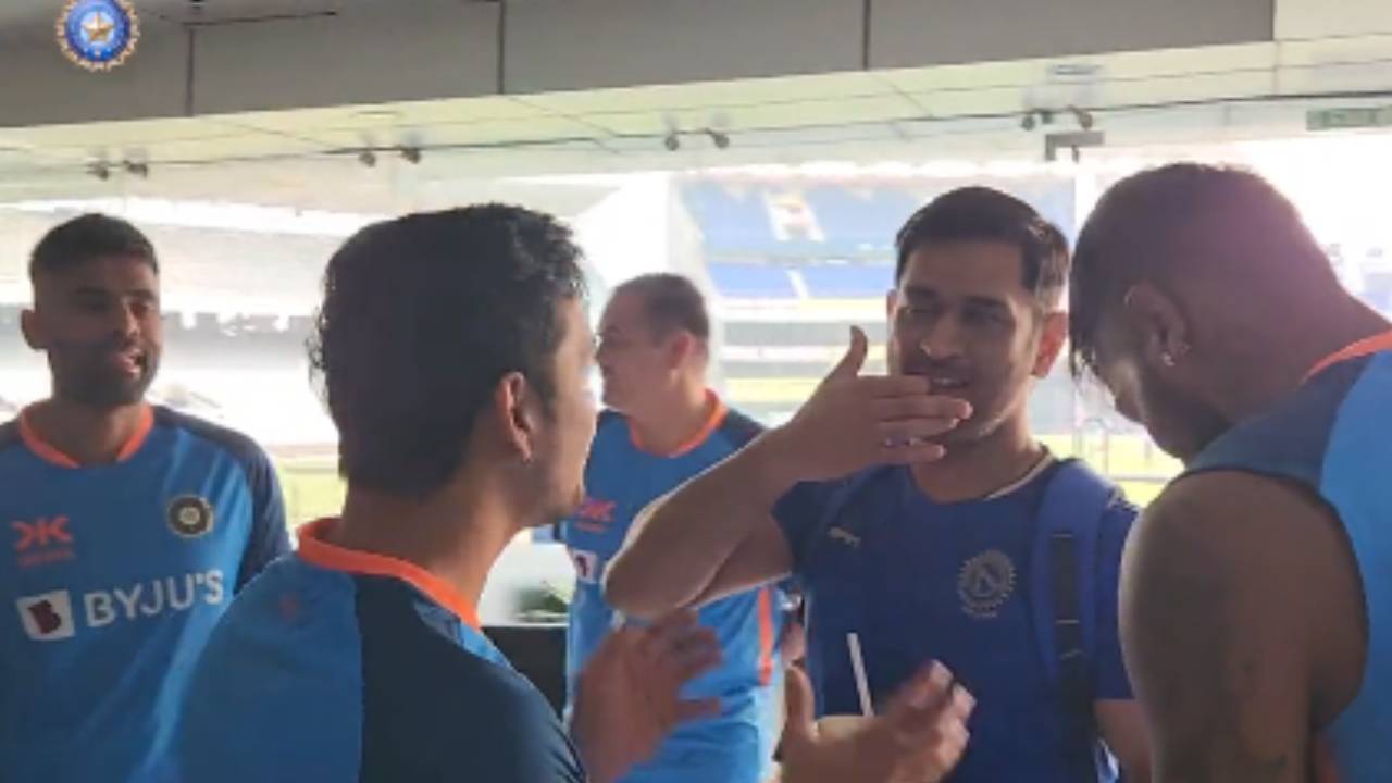 MS Dhoni: రాంచీలో టీమిండియా సభ్యులతో ఎంఎస్ ధోని.. వీడియో వైరల్.. MS Dhoni: రాంచీలో టీమిండియా సభ్యులతో ఎంఎస్ ధోని.. వీడియో వైరల్..