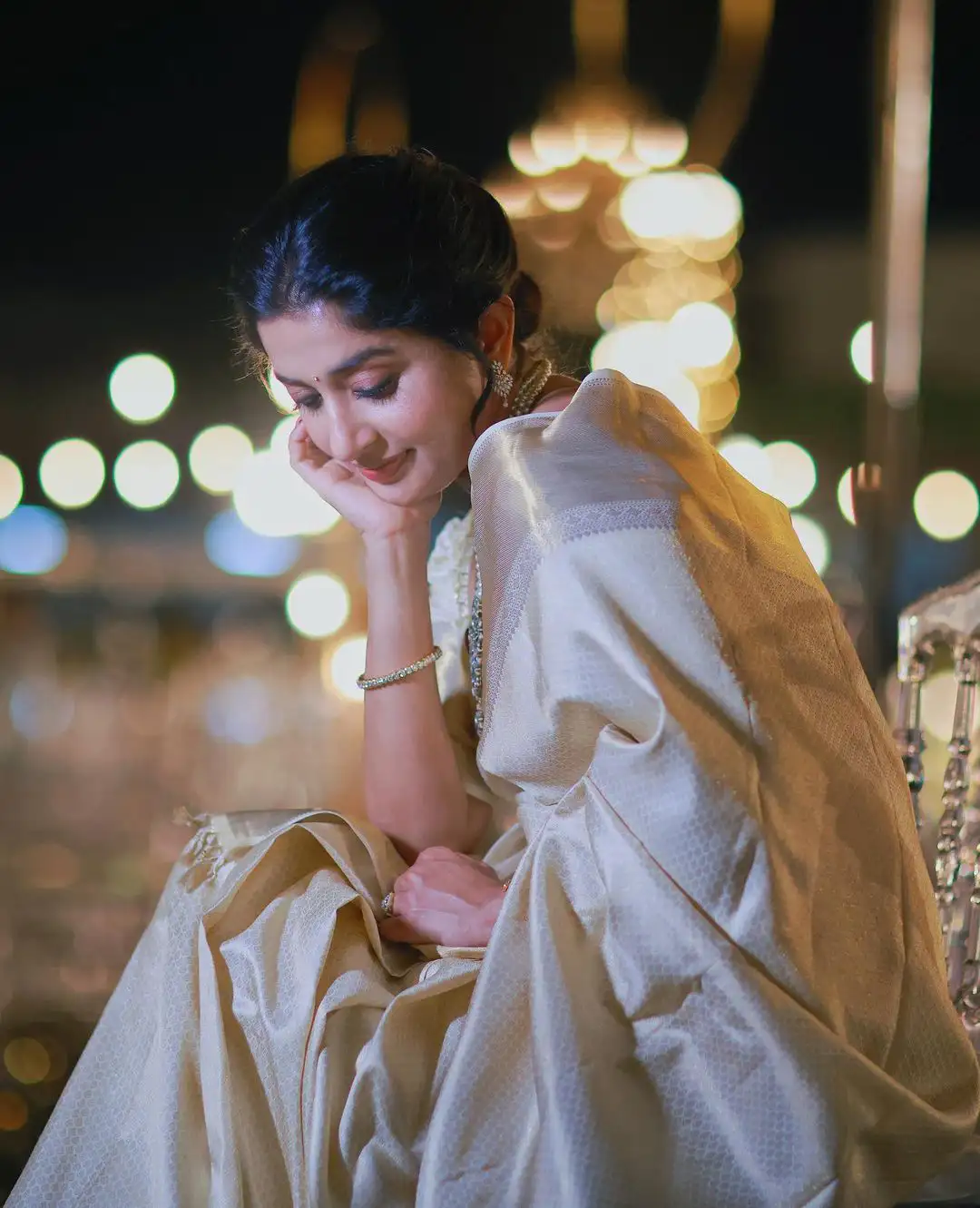 Meera Jasmine shines in silk saree 