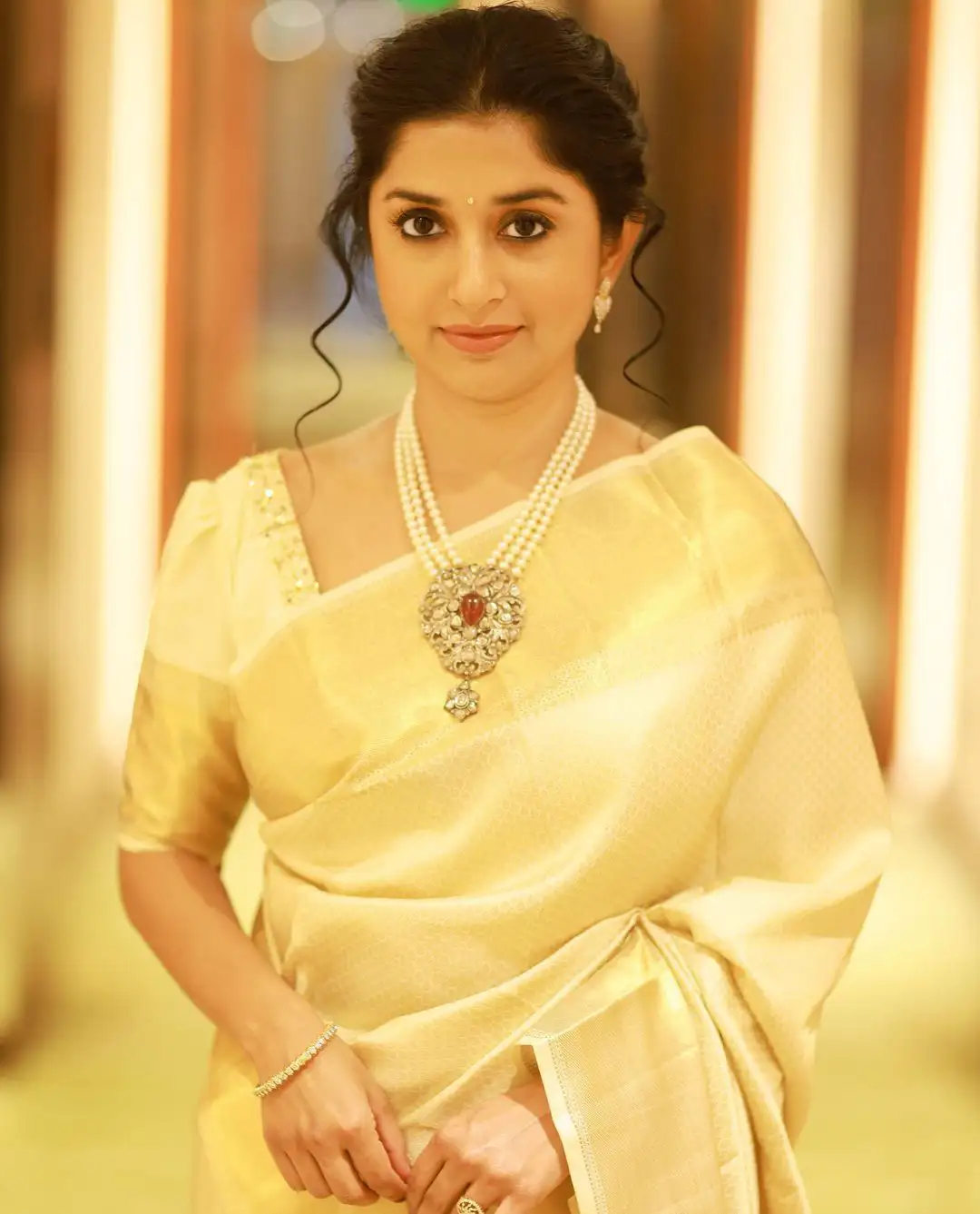 Meera Jasmine shines in silk saree 