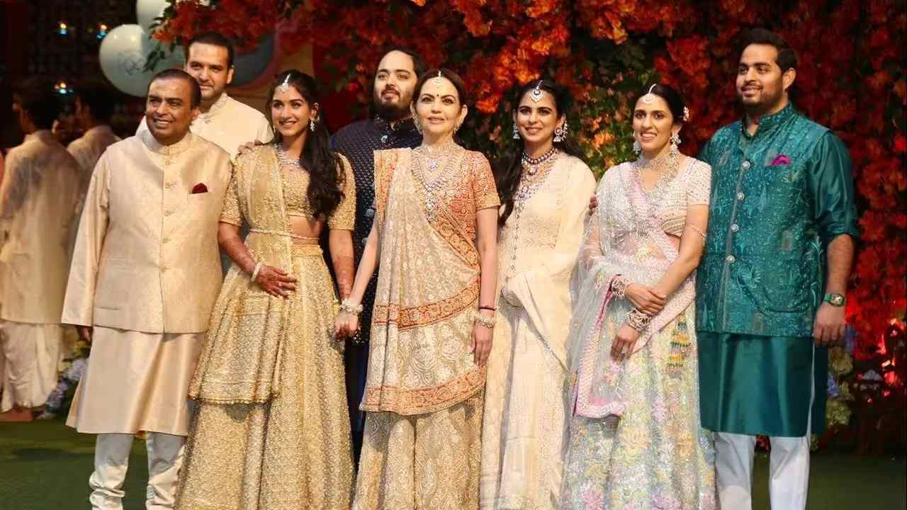 Mukesh Ambani: అనంత్-రాధిక నిశ్చితార్థ వేడుక.. అంబానీ కుటుంబం డ్యాన్స్ చూశారా! Mukesh Ambani: అనంత్-రాధిక నిశ్చితార్థ వేడుక.. అంబానీ కుటుంబం డ్యాన్స్ చూశారా!