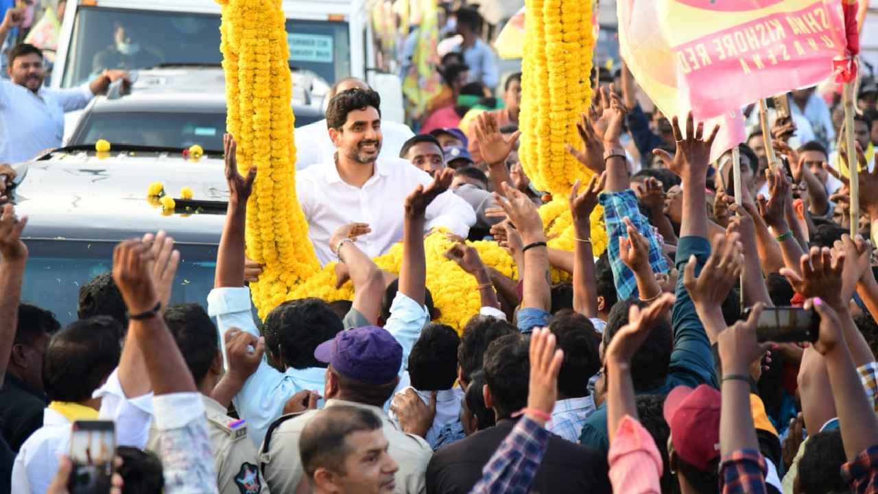 Nara Lokesh : చీరలు కట్టుకుని గాజులు వేసుకునే వాళ్లు చేతకాని వాళ్లా? మంత్రి రోజాను టార్గెట్ చేసిన లోకేశ్ Nara Lokesh : చీరలు కట్టుకుని గాజులు వేసుకునే వాళ్లు చేతకాని వాళ్లా? మంత్రి రోజాను టార్గెట్ చేసిన లోకేశ్