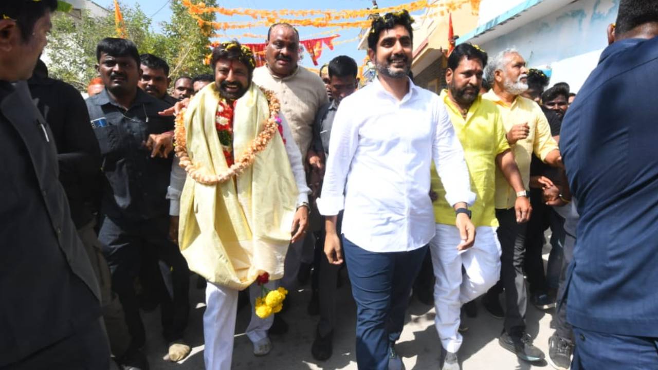 Lokesh Padayatra: తొలిరోజు జ‌న‌సంద్రోహం మ‌ధ్య సాగిన నారా లోకేష్ యువ‌గ‌ళం పాద‌యాత్ర‌.. ఫొటోలు