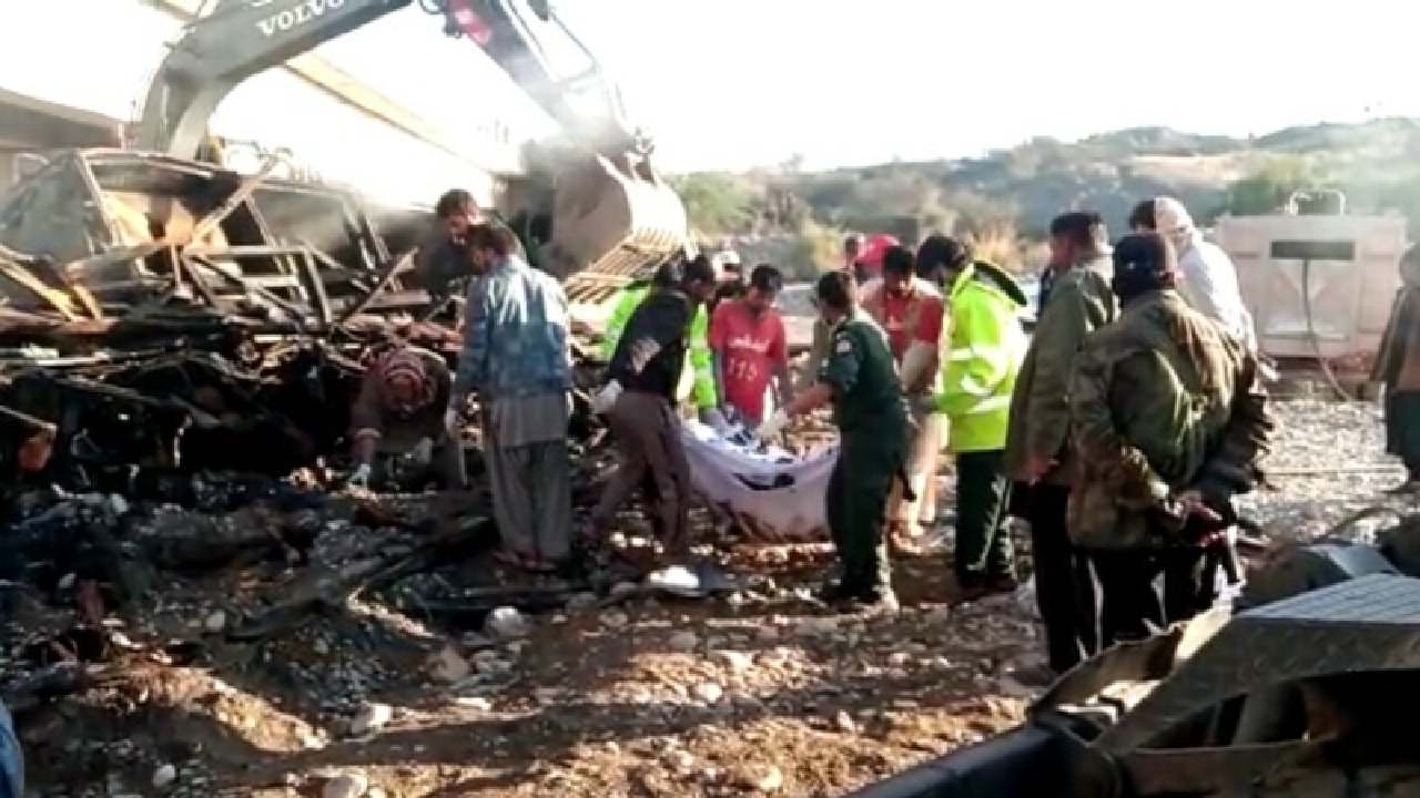 Balochistan: బలూచిస్థాన్ లో ఘోర ప్రమాదం.. ప్యాసింజర్ కోచ్ లోయలో పడి 41 మంది మృతి Balochistan: బలూచిస్థాన్ లో ఘోర ప్రమాదం.. ప్యాసింజర్ కోచ్ లోయలో పడి 41 మంది మృతి