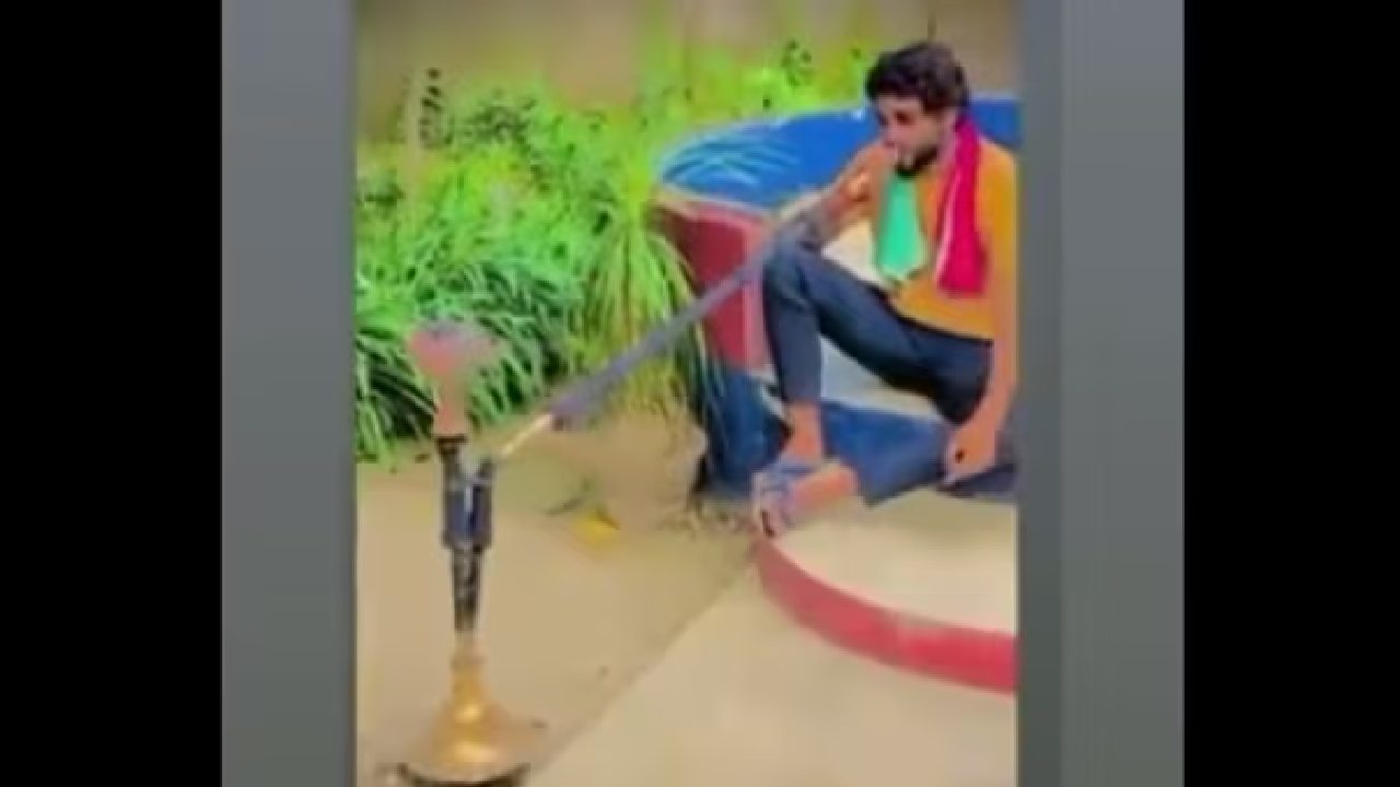 Smoking hookah: పోలీస్ స్టేషన్ బయటే హుక్కా తాగుతూ వీడియో తీసుకున్న యువకుడు.. అరెస్ట్ Smoking hookah: పోలీస్ స్టేషన్ బయటే హుక్కా తాగుతూ వీడియో తీసుకున్న యువకుడు.. అరెస్ట్