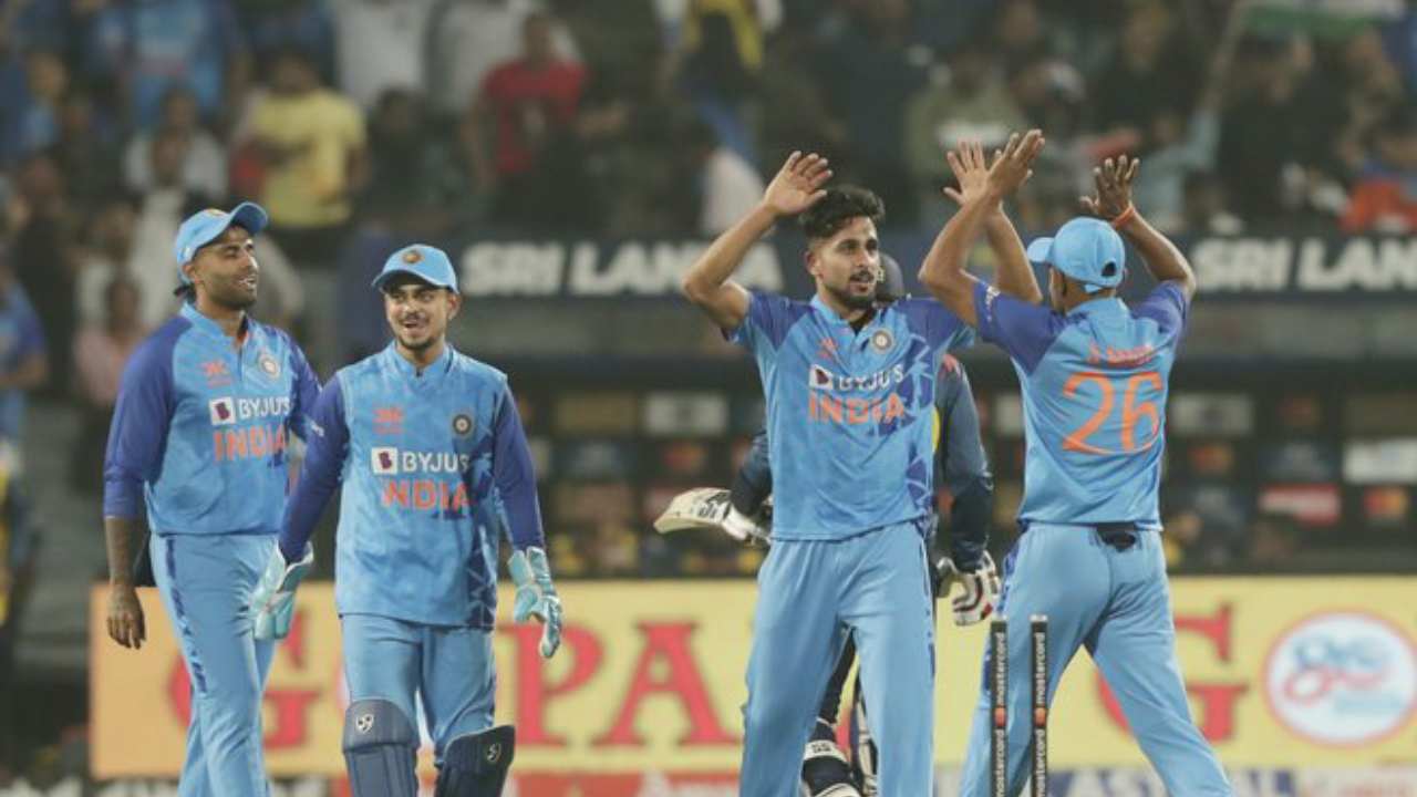 India Vs Sri Lanka: చెలరేగి ఆడి భారత్కు 207 పరుగుల భారీ లక్ష్యాన్ని నిర్దేశించిన శ్రీలంక India Vs Sri Lanka: చెలరేగి ఆడి భారత్కు 207 పరుగుల భారీ లక్ష్యాన్ని నిర్దేశించిన శ్రీలంక