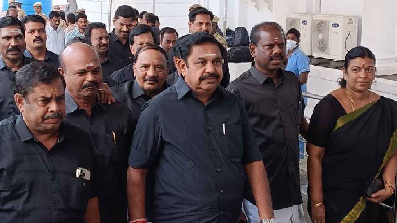 AIADMK MLAs: నల్లచొక్కాలు వేసుకుని అసెంబ్లీకి అన్నాడీఎంకే ఎమ్మెల్యేలు.. పన్నీర్ సెల్వం మాత్రం తెల్లచొక్కా.. AIADMK MLAs: నల్లచొక్కాలు వేసుకుని అసెంబ్లీకి అన్నాడీఎంకే ఎమ్మెల్యేలు.. పన్నీర్ సెల్వం మాత్రం తెల్లచొక్కా..