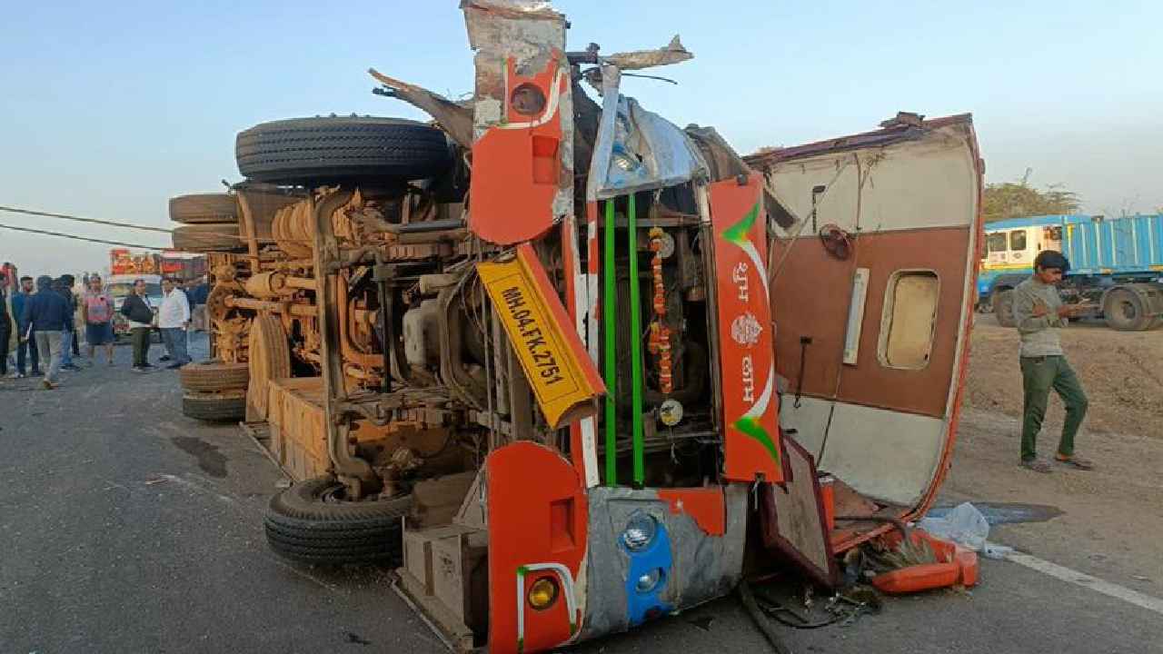 Bus collides with truck: షిర్డీ సాయి భక్తులతో వెళ్తున్న బస్సు, ట్రక్కు ఢీ.. 10 మంది మృతి.. మరో 10 మందికి గాయాలు Bus collides with truck: షిర్డీ సాయి భక్తులతో వెళ్తున్న బస్సు, ట్రక్కు ఢీ.. 10 మంది మృతి.. మరో 10 మందికి గాయాలు