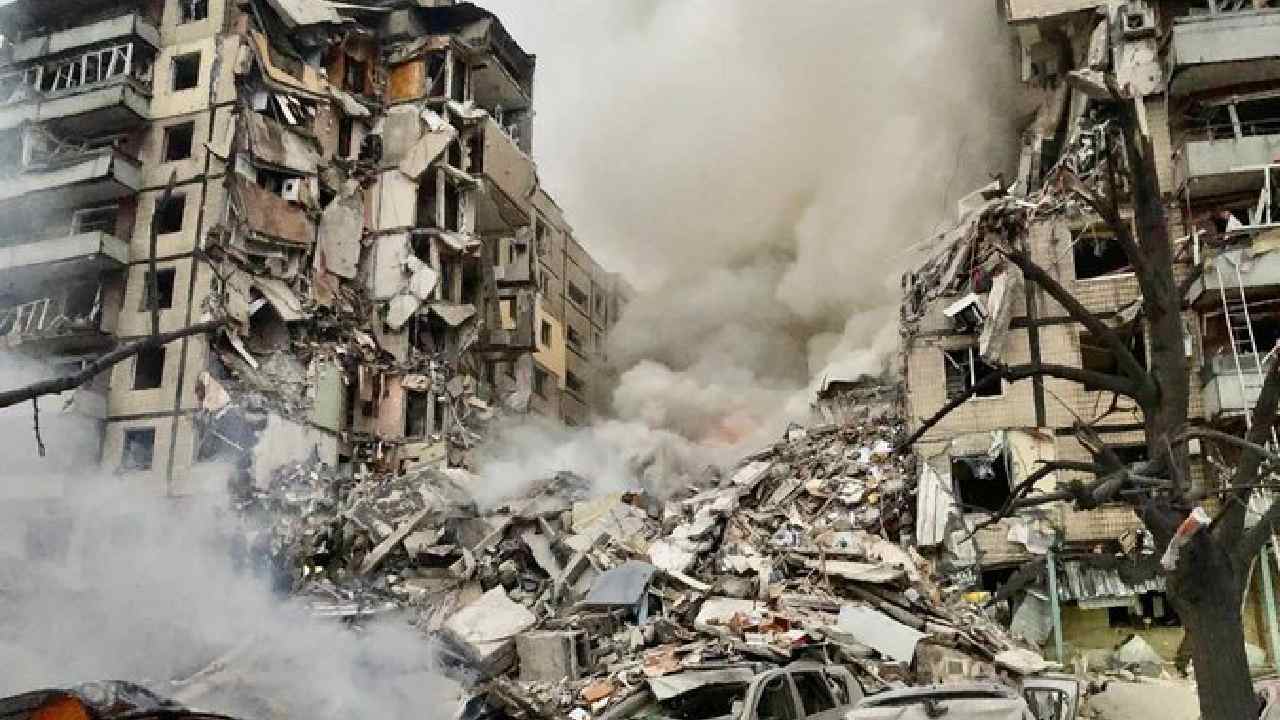 Ukraine war: తొమ్మిది అంతస్తుల అపార్ట్మెంట్పై క్షిపణితో దాడి చేసిన రష్యా.. వీడియో Ukraine war: తొమ్మిది అంతస్తుల అపార్ట్మెంట్పై క్షిపణితో దాడి చేసిన రష్యా.. వీడియో