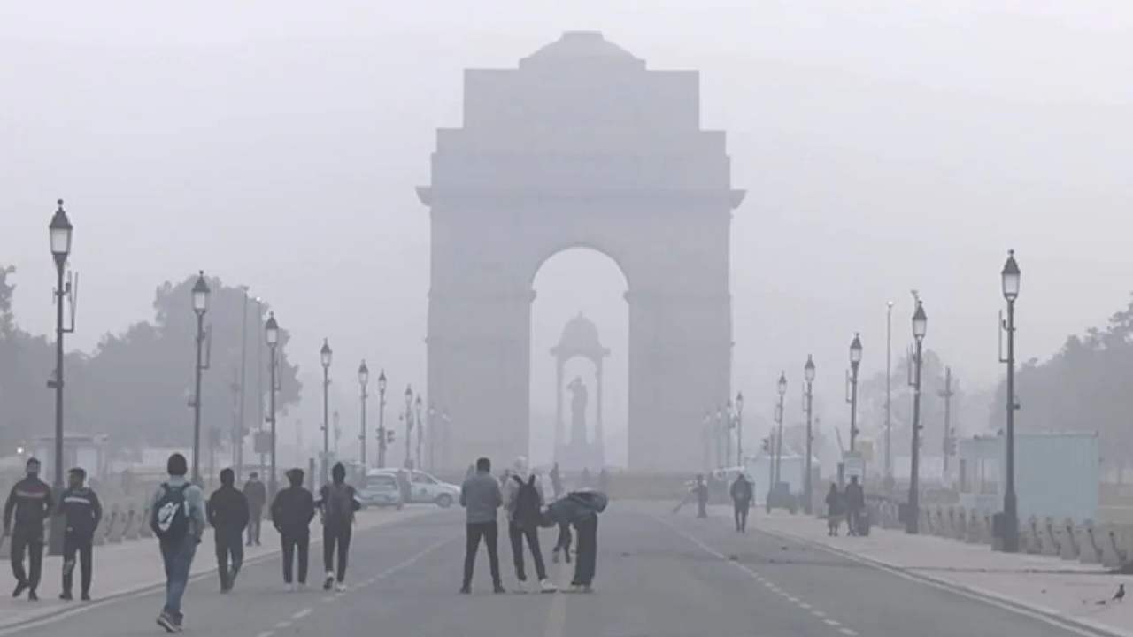Delhi Cold wave: ఢిల్లీలో దారుణంగా పడిపోయిన ఉష్ణోగ్రతలు.. అప్రమత్తంగా ఉండాలని వాతావరణ శాఖ హెచ్చరిక Delhi Cold wave: ఢిల్లీలో దారుణంగా పడిపోయిన ఉష్ణోగ్రతలు.. అప్రమత్తంగా ఉండాలని వాతావరణ శాఖ హెచ్చరిక