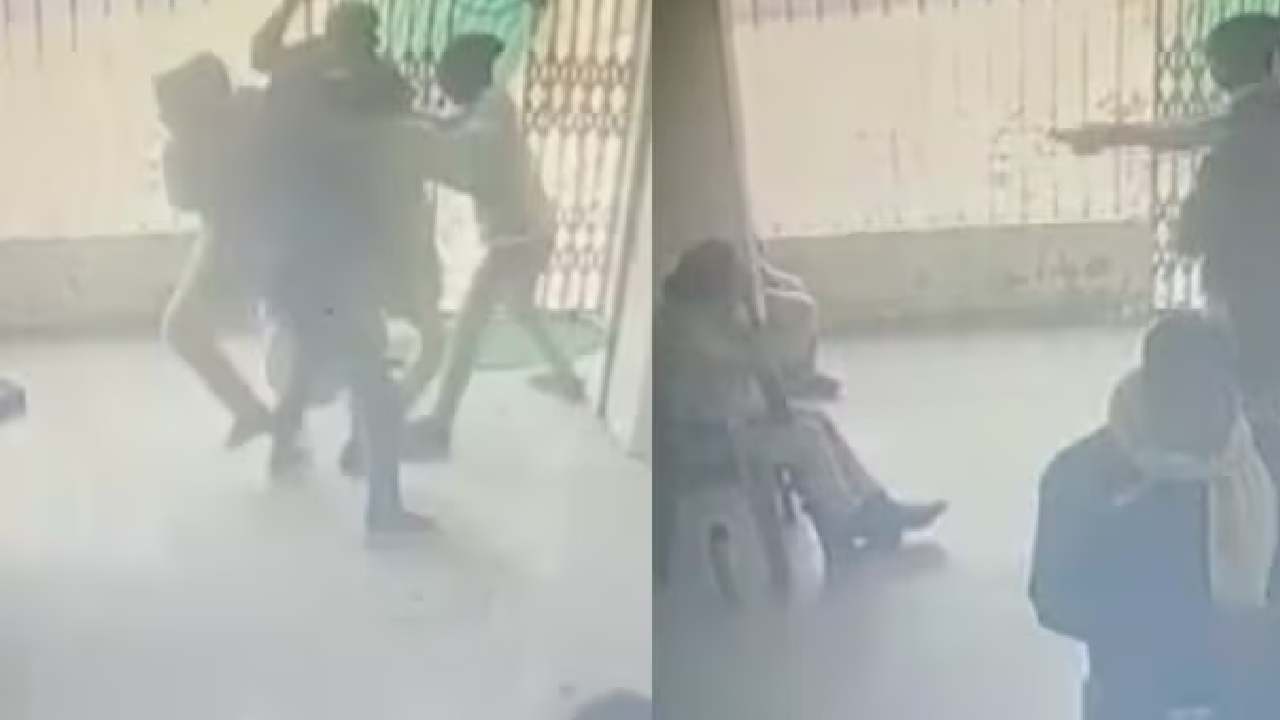 Viral Video: తుపాకులు పట్టుకుని దోపిడీకి వచ్చిన వారితో పోరాడి తరిమేసిన మహిళా కానిస్టేబుళ్లు Viral Video: తుపాకులు పట్టుకుని దోపిడీకి వచ్చిన వారితో పోరాడి తరిమేసిన మహిళా కానిస్టేబుళ్లు