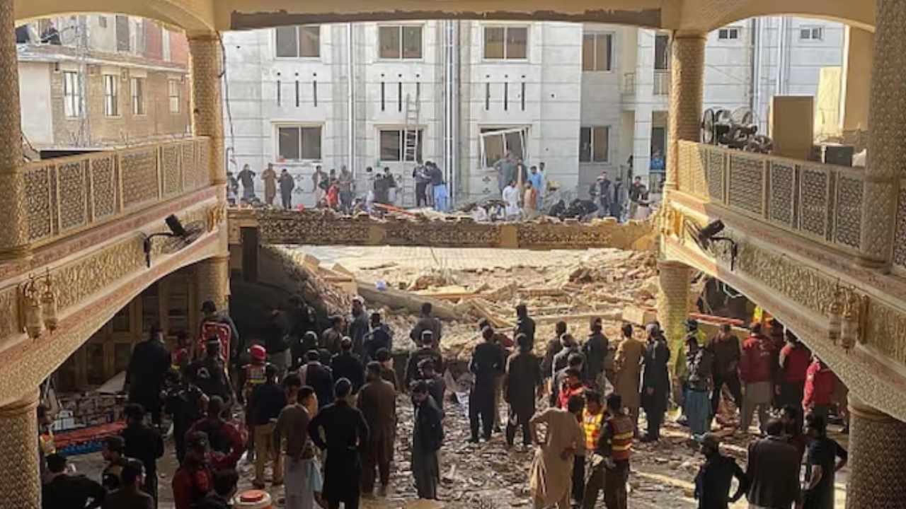 Pakistan Blast: పెషావర్ పేలుడు ఘటనలో 70కి చేరిన మృతుల సంఖ్య.. శిథిలాల కింద మృతదేహాలు Pakistan Blast: పెషావర్ పేలుడు ఘటనలో 70కి చేరిన మృతుల సంఖ్య.. శిథిలాల కింద మృతదేహాలు