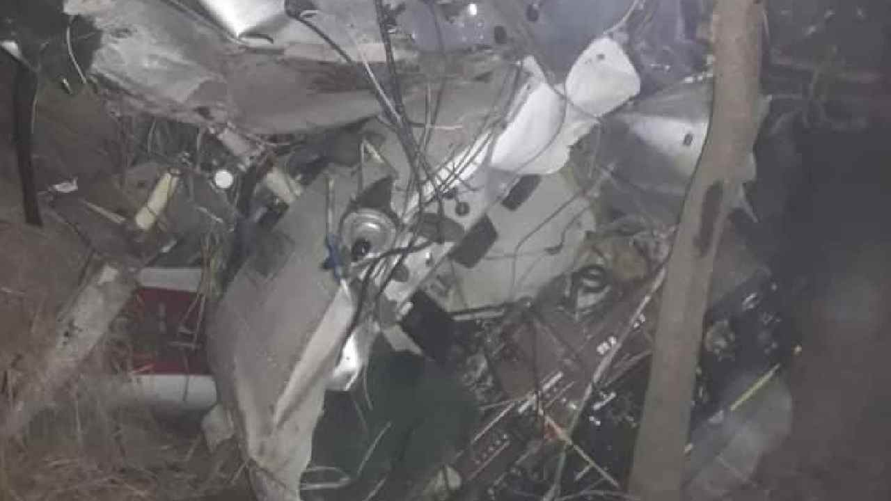 Plane Crashes: పొగ మంచు కారణంగా గుడిని ఢీకొన్న విమానం.. పైలట్ మృతి Plane Crashes: పొగ మంచు కారణంగా గుడిని ఢీకొన్న విమానం.. పైలట్ మృతి