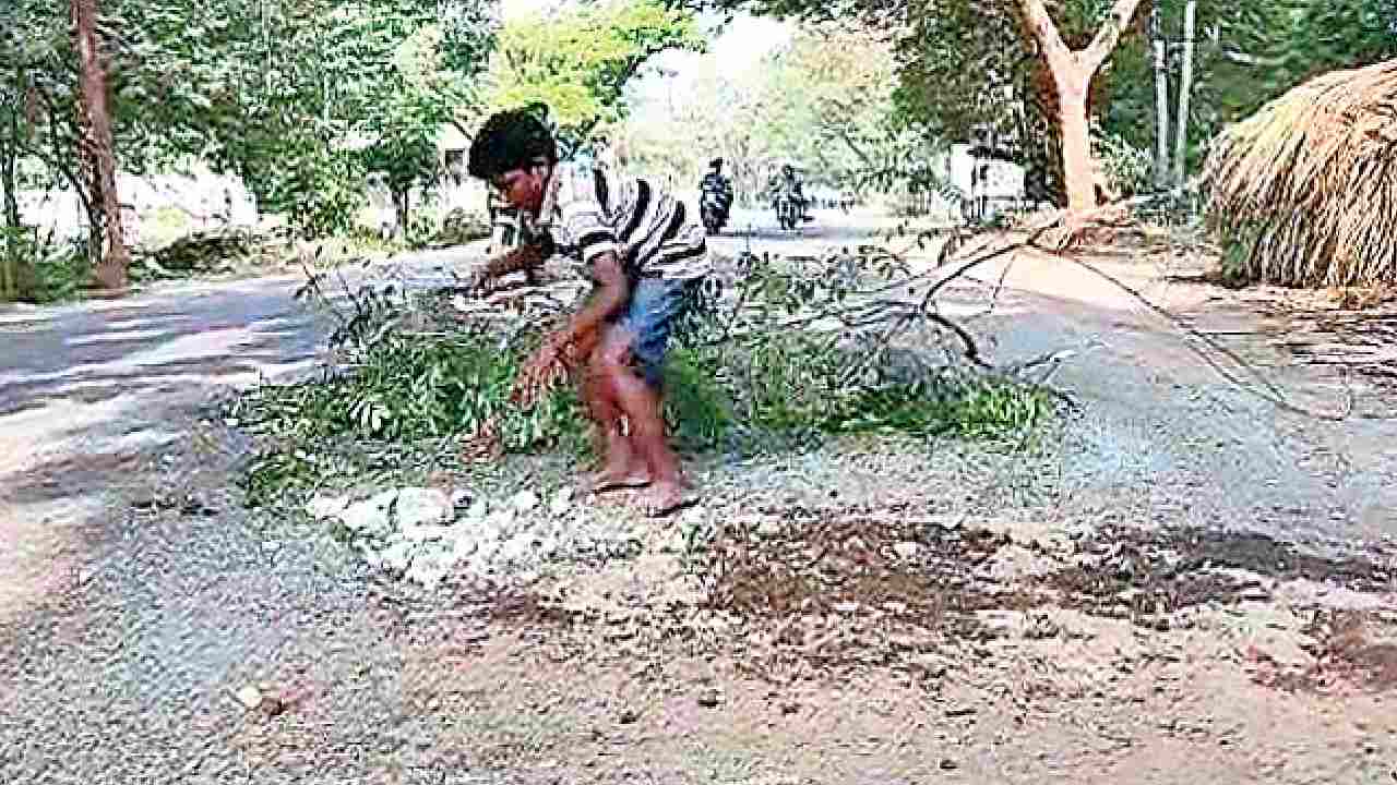 Puducherry: బైకుపై నుంచి రోడ్డుపై గుంతలో పడి తాతకు గాయాలు.. మనవడు ఏం చేశాడో తెలుసా? Puducherry: బైకుపై నుంచి రోడ్డుపై గుంతలో పడి తాతకు గాయాలు.. మనవడు ఏం చేశాడో తెలుసా?