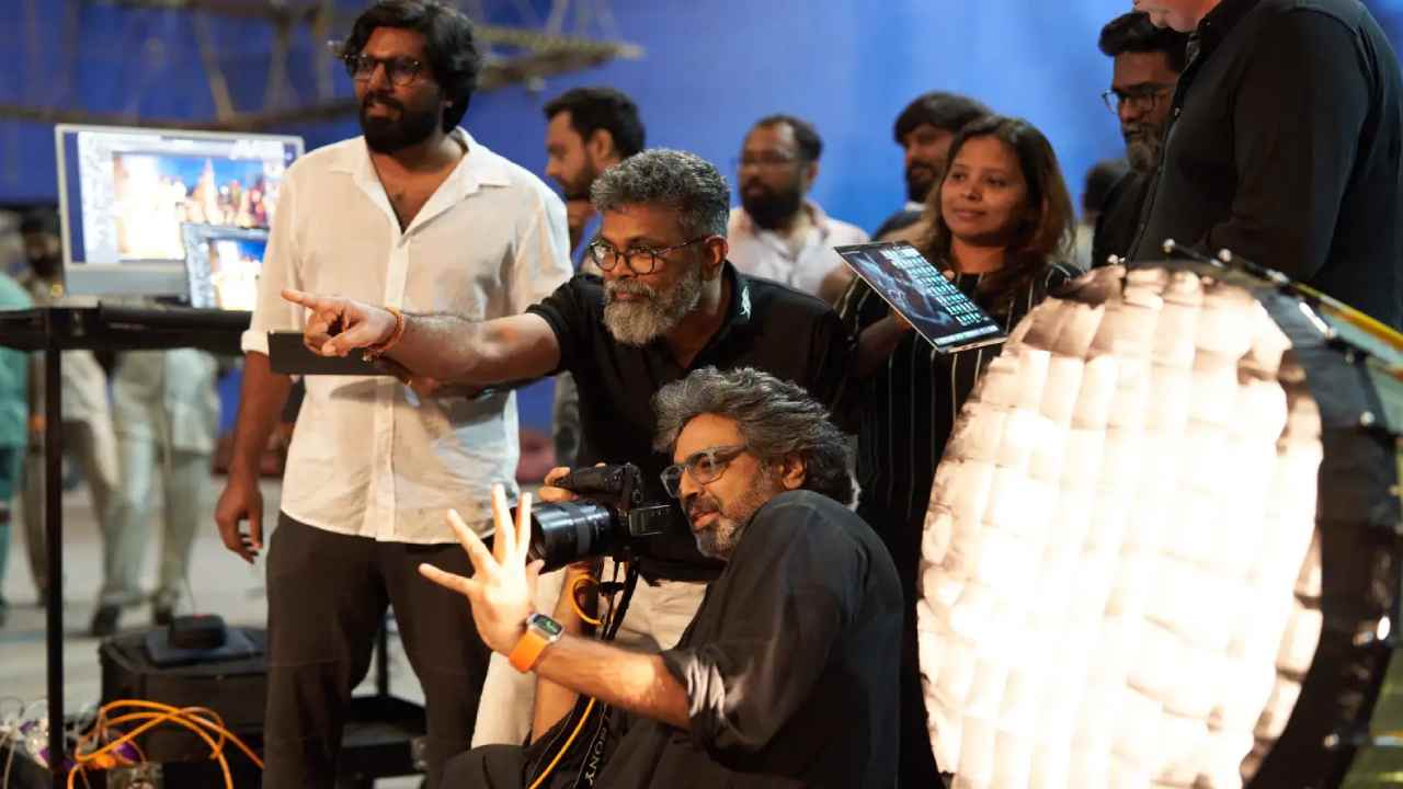 Pushpa 2: పుష్పరాజ్కు లీకుల బెడద.. సోషల్ మీడియాలో ఫోటోలు వైరల్! Pushpa 2: పుష్పరాజ్కు లీకుల బెడద.. సోషల్ మీడియాలో ఫోటోలు వైరల్!