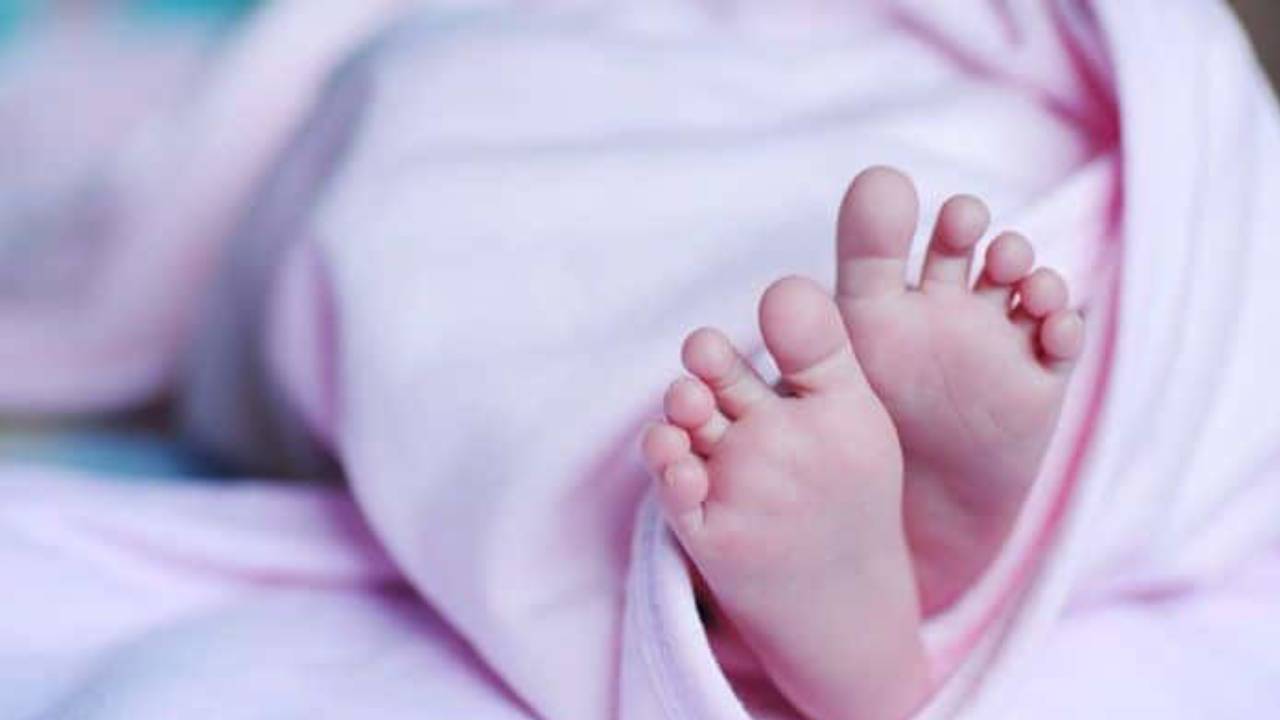 Rajasthan : పసిబిడ్డ ప్రాణం తీసిన ప్రభుత్వం రూల్ .. ఉద్యోగం కోసం 5నెలల బిడ్డను కాలువలో పడేసిన దంపతులు Rajasthan : పసిబిడ్డ ప్రాణం తీసిన ప్రభుత్వం రూల్ .. ఉద్యోగం కోసం 5నెలల బిడ్డను కాలువలో పడేసిన దంపతులు