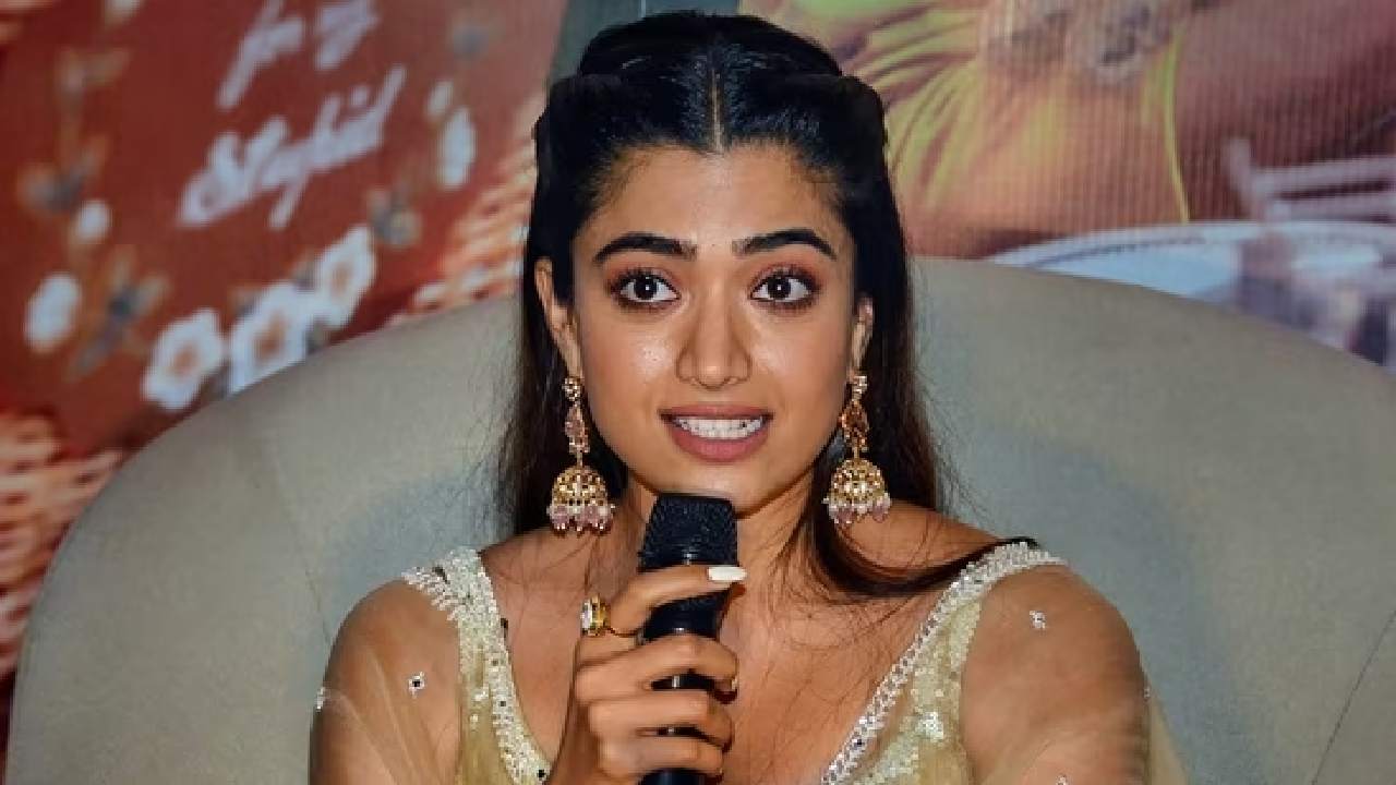 Rashmika Mandanna : బాలీవుడ్ రొమాంటిక్ సాంగ్స్ కాంట్రవర్సీపై స్పందించిన రష్మిక.. Rashmika Mandanna : బాలీవుడ్ రొమాంటిక్ సాంగ్స్ కాంట్రవర్సీపై స్పందించిన రష్మిక..