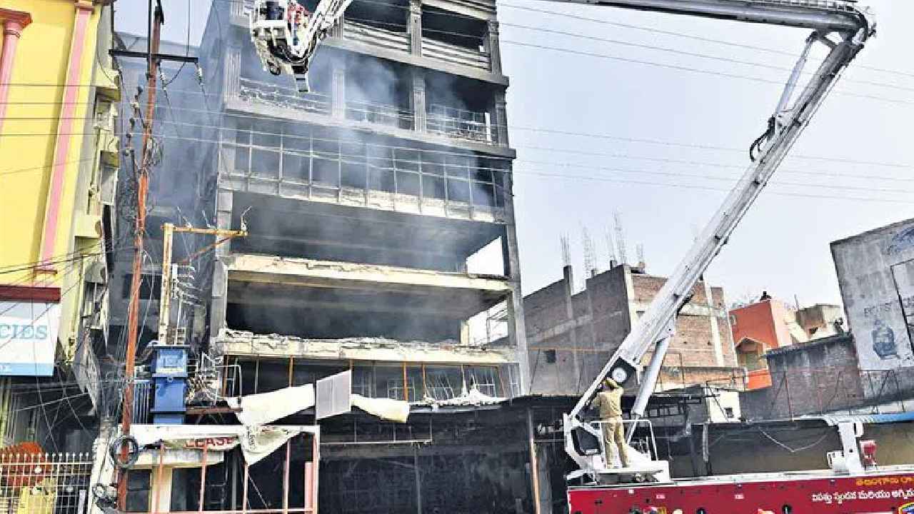 Secunderabad Fire Accident : సికింద్రాబాద్ అగ్నిప్రమాద ఘటన.. భవనం కూల్చివేత పనులు వాయిదా, పూర్తిగా శిథిలాలు తొలగించాకే.. Secunderabad Fire Accident : సికింద్రాబాద్ అగ్నిప్రమాద ఘటన.. భవనం కూల్చివేత పనులు వాయిదా, పూర్తిగా శిథిలాలు తొలగించాకే..