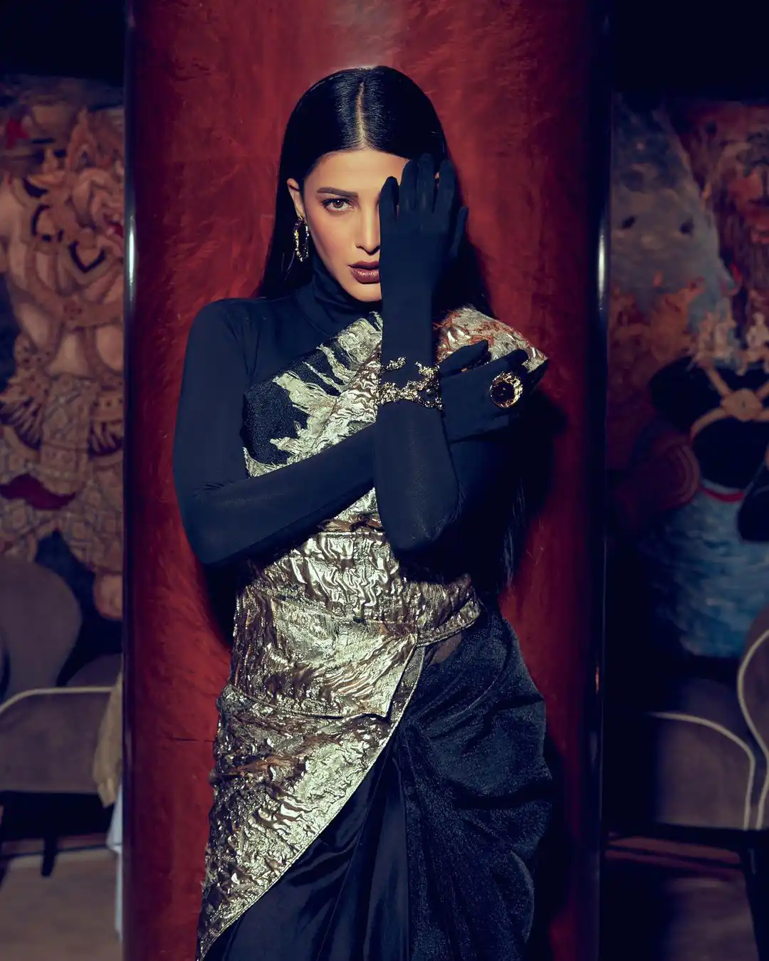 Shruti Haasan poses in stylish saree  