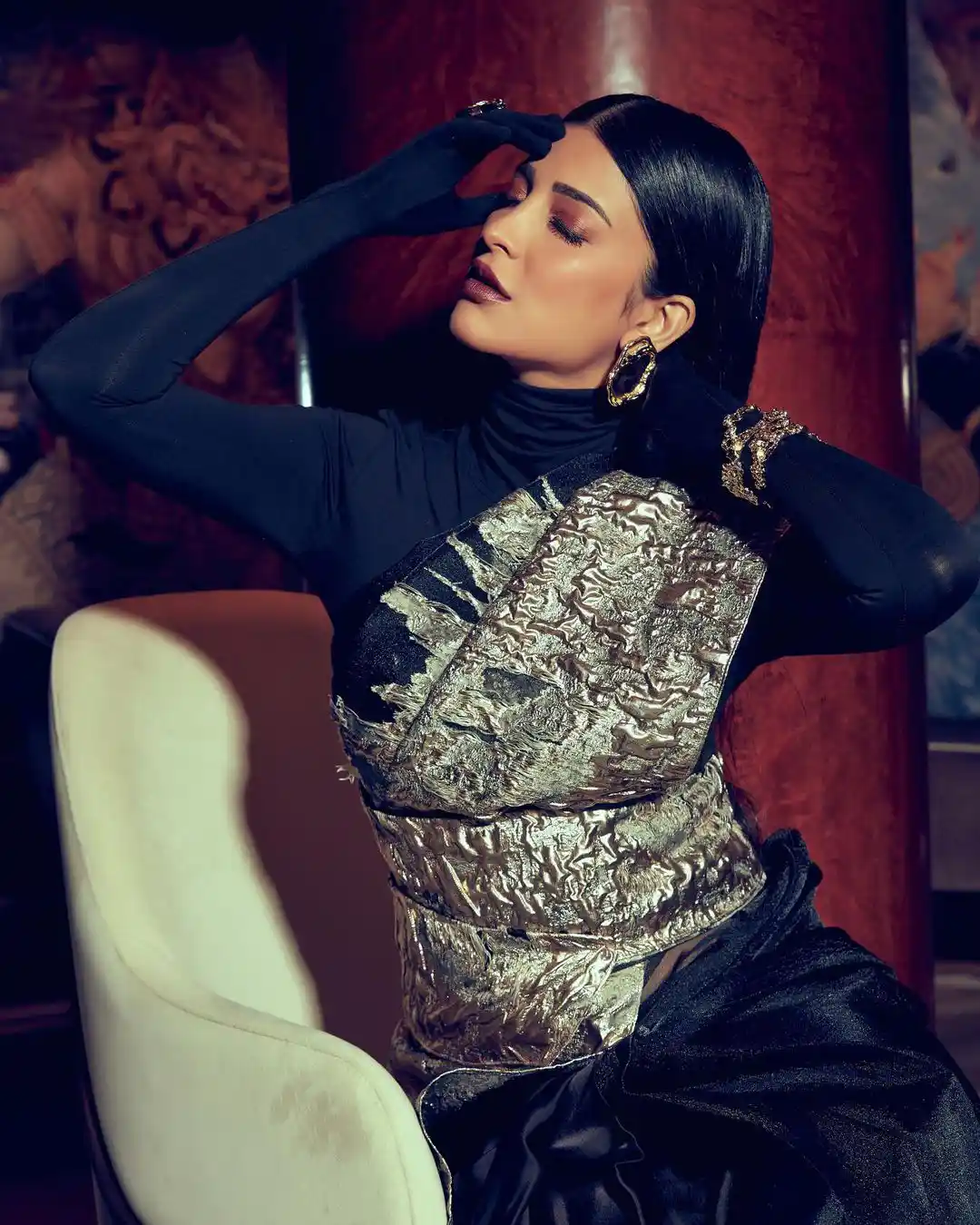 Shruti Haasan poses in stylish saree  