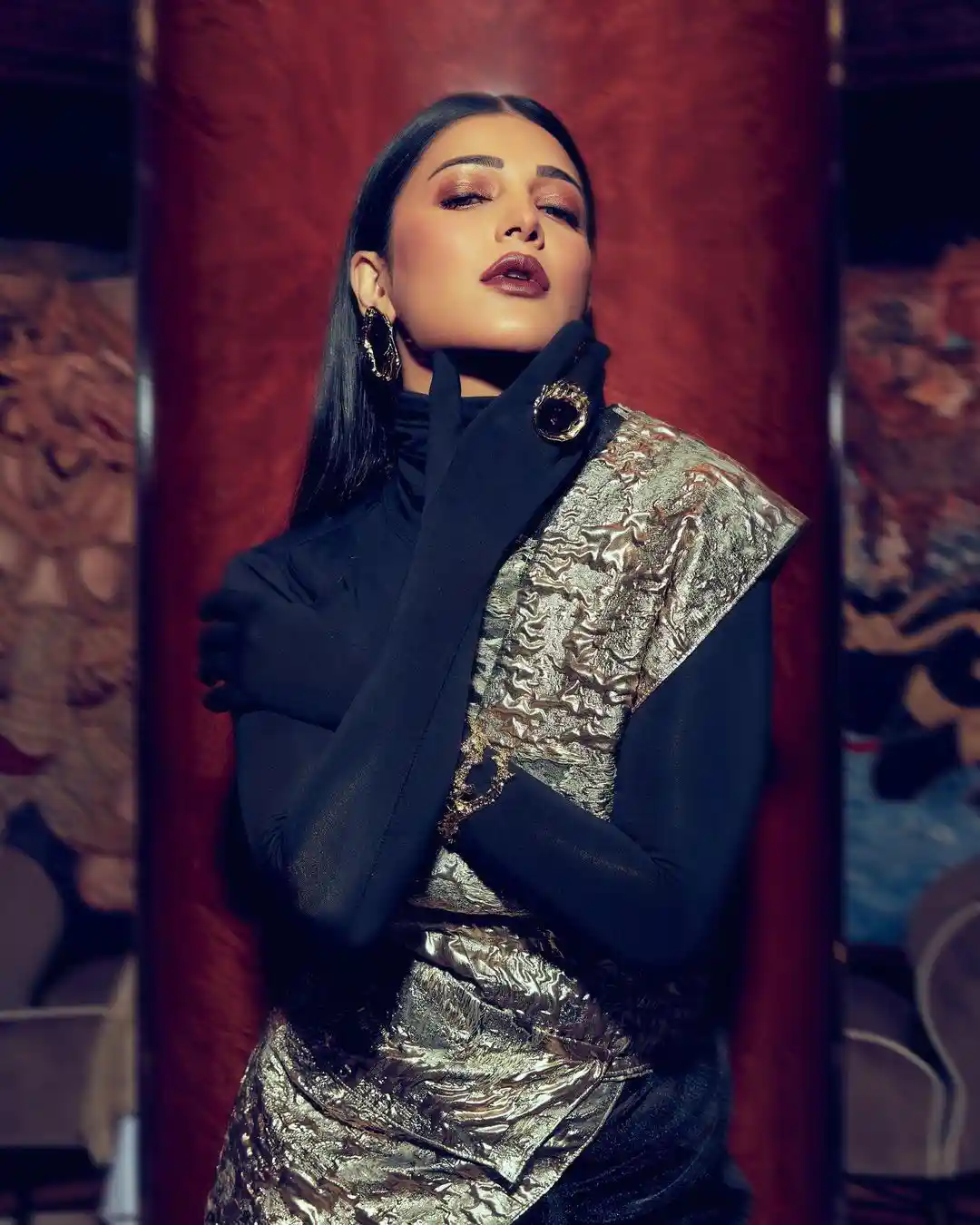 Shruti Haasan poses in stylish saree