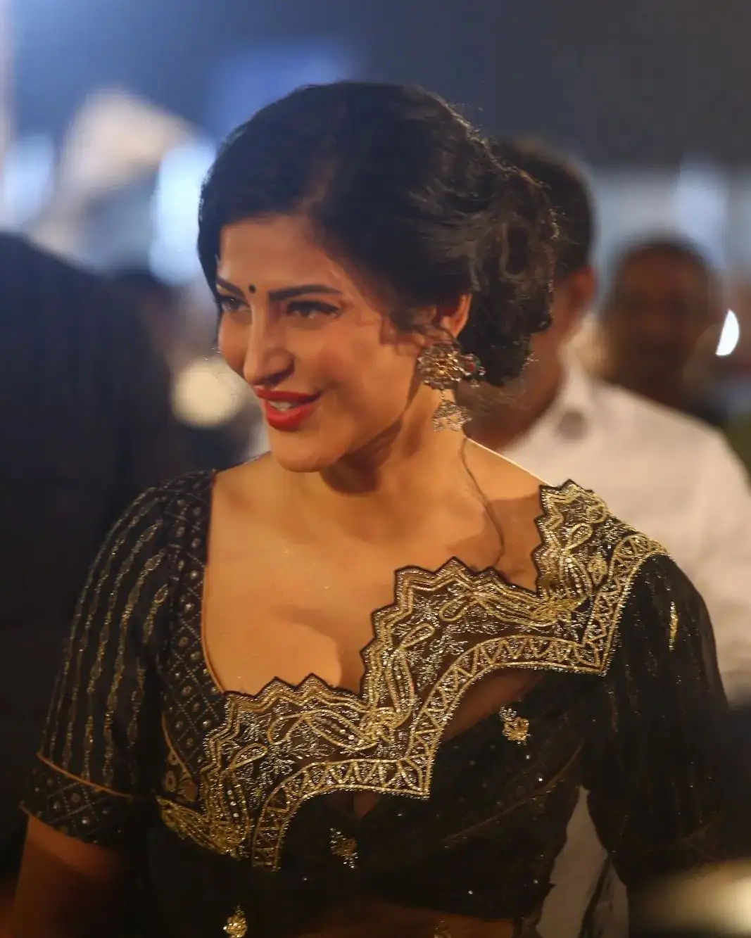 Shruti Haasan Shines with Black Saree in Veerasimha Reddy Pre Release Event