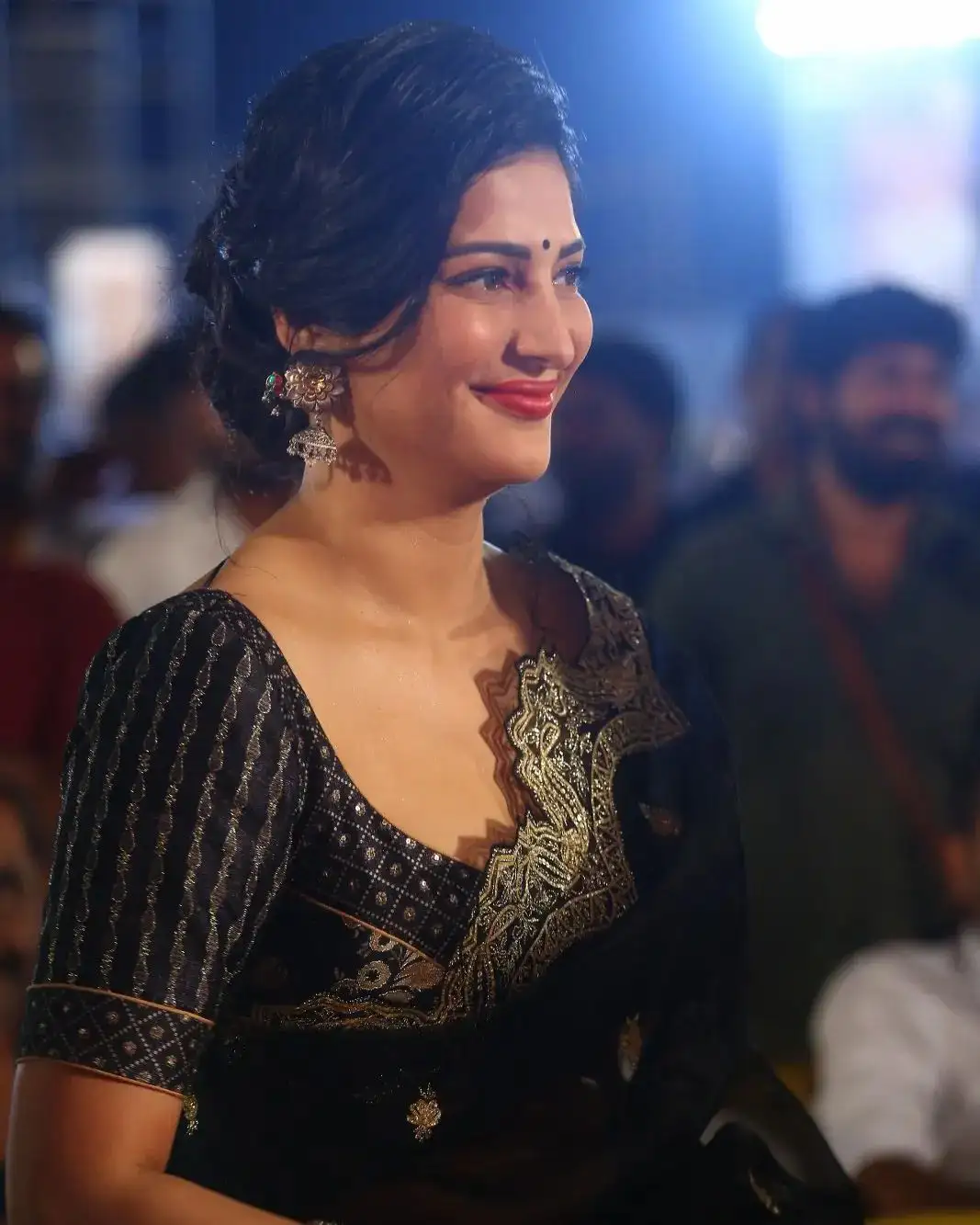 Shruti Haasan Shines with Black Saree in Veerasimha Reddy Pre Release Event