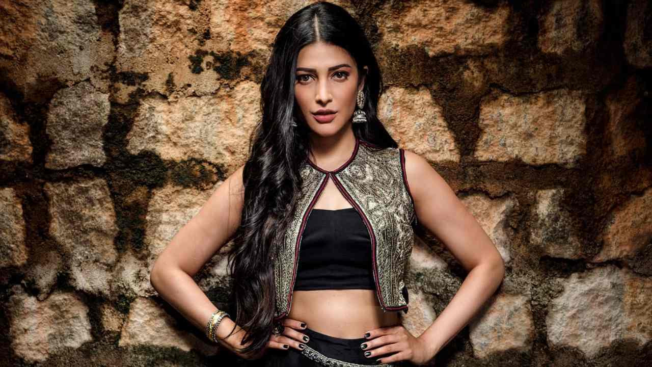 Shruti Haasan: సీనియర్ హీరోలతో శ్రుతి రొమాన్స్.. ట్రోలర్స్కు ఇచ్చిపడేసిన బ్యూటీ! Shruti Haasan: సీనియర్ హీరోలతో శ్రుతి రొమాన్స్.. ట్రోలర్స్కు ఇచ్చిపడేసిన బ్యూటీ!