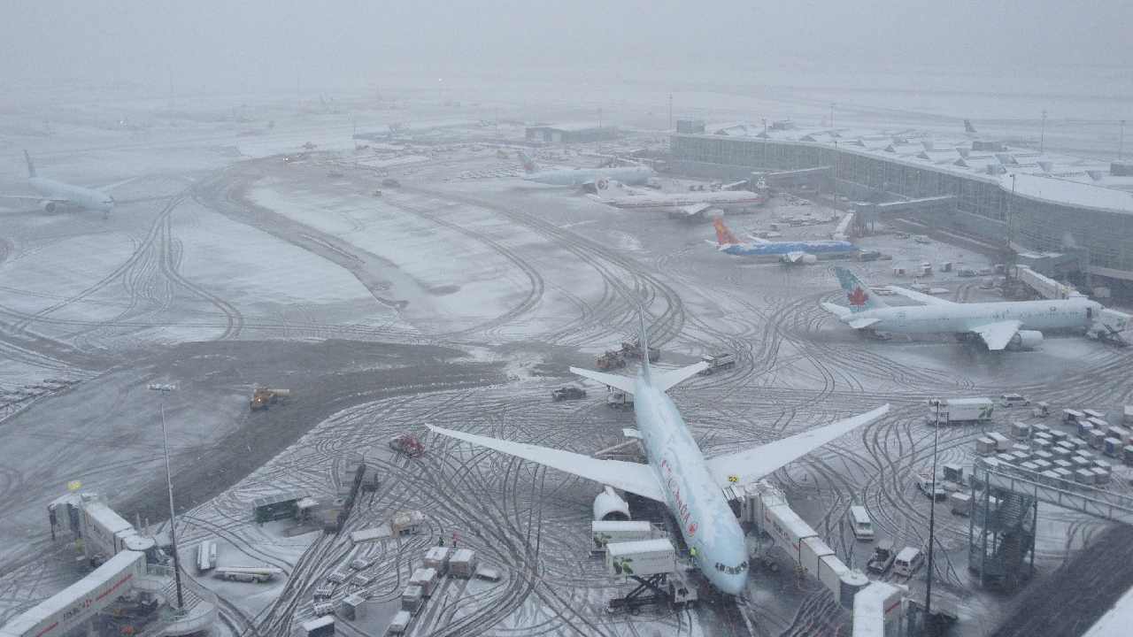 Srinagar Airport: శ్రీనగర్ ఎయిర్పోర్టులో భారీగా కురుస్తున్న మంచు.. నిలిచిపోయిన విమానాలు Srinagar Airport: శ్రీనగర్ ఎయిర్పోర్టులో భారీగా కురుస్తున్న మంచు.. నిలిచిపోయిన విమానాలు