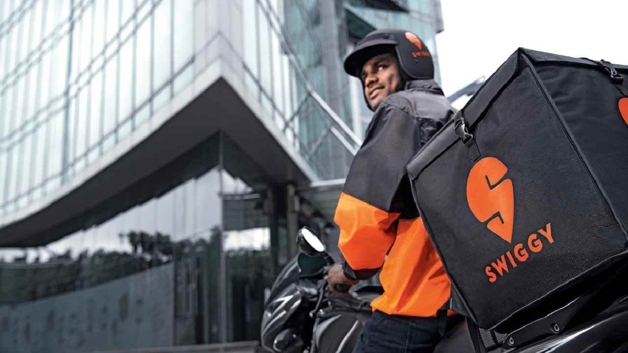 Swiggy: ఒక్కరోజే మూడున్నర లక్షల బిర్యానీలు.. న్యూ ఇయర్ సందర్భంగా స్విగ్గీలో రికార్డు Swiggy: ఒక్కరోజే మూడున్నర లక్షల బిర్యానీలు.. న్యూ ఇయర్ సందర్భంగా స్విగ్గీలో రికార్డు
