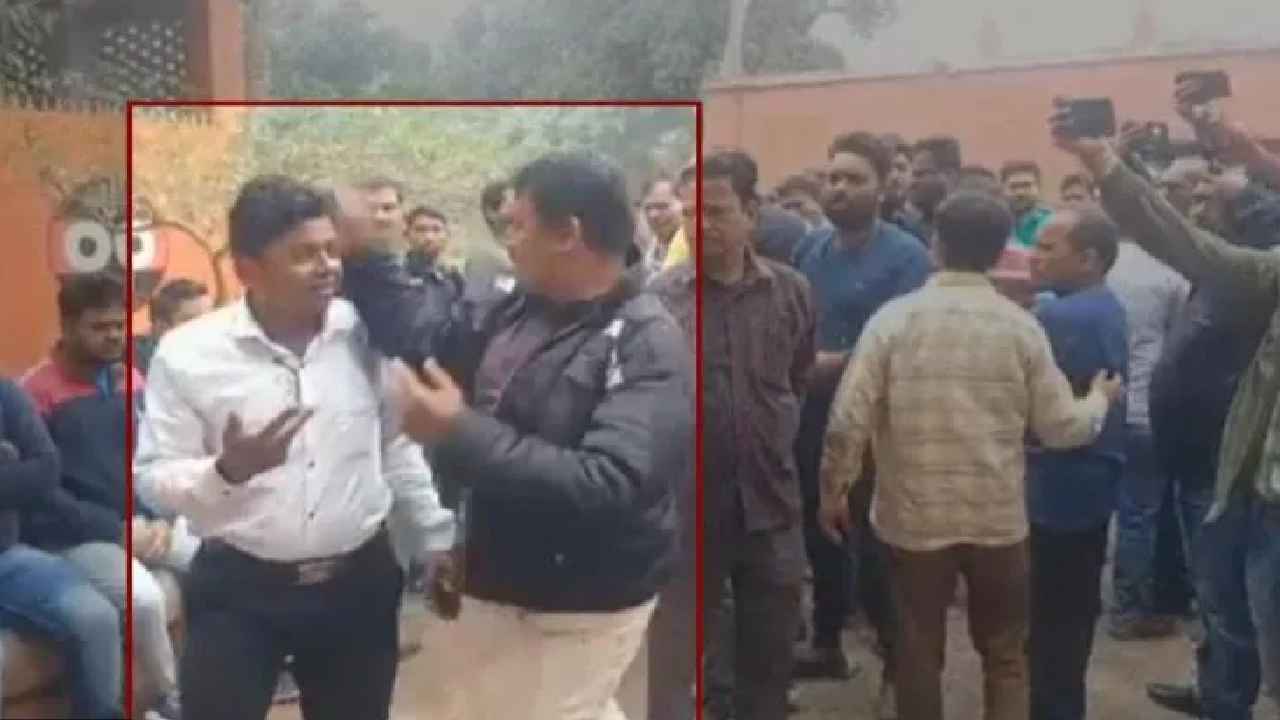TMC Leader Slapping : రెచ్చిపోయిన మంత్రి అనుచరుడు.. సమస్యలు చెప్పేందుకు వచ్చిన వ్యక్తిపై దాడి TMC Leader Slapping : రెచ్చిపోయిన మంత్రి అనుచరుడు.. సమస్యలు చెప్పేందుకు వచ్చిన వ్యక్తిపై దాడి