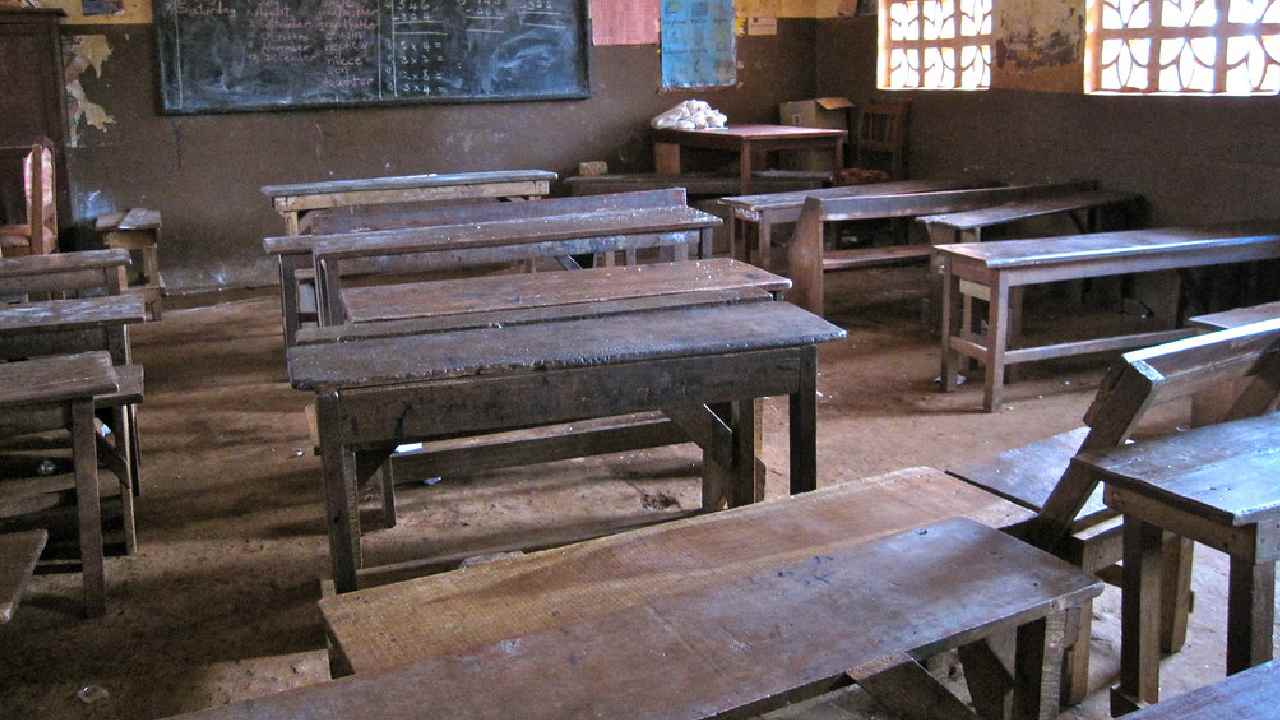 Tamil Nadu: క్లాస్మేట్స్ వేధింపులు.. స్కూల్ మానేసిన గిరిజన విద్యార్థులు Tamil Nadu: క్లాస్మేట్స్ వేధింపులు.. స్కూల్ మానేసిన గిరిజన విద్యార్థులు