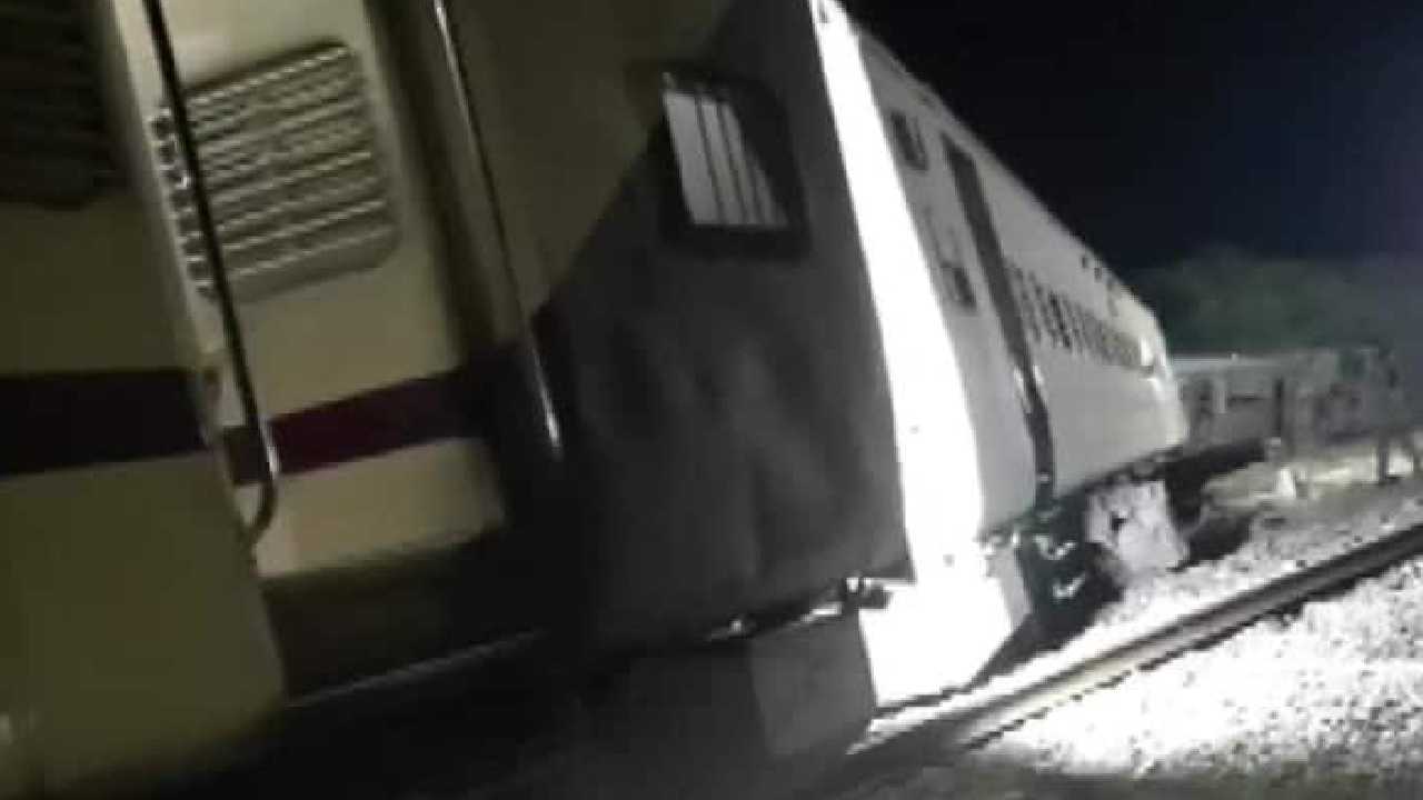 Train Derails: పట్టాలు తప్పిన ముంబై-జోధ్పూర్ సూర్యనగరి ఎక్స్ప్రెస్ రైలు.. ప్రయాణికులు క్షేమం Train Derails: పట్టాలు తప్పిన ముంబై-జోధ్పూర్ సూర్యనగరి ఎక్స్ప్రెస్ రైలు.. ప్రయాణికులు క్షేమం
