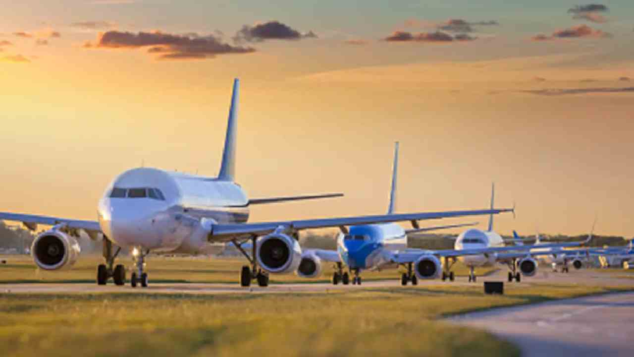 United States: అమెరికాలో దేశవ్యాప్తంగా నిలిచిపోయిన విమానాలు.. కారణం అదే! United States: అమెరికాలో దేశవ్యాప్తంగా నిలిచిపోయిన విమానాలు.. కారణం అదే!