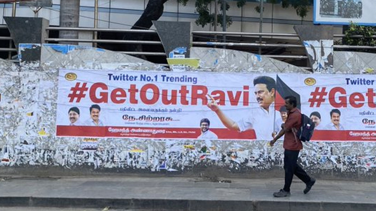 #GetOutRavi: గవర్నర్కు వ్యతిరేకంగా తమిళనాడు గోడలపై పోస్టర్లు.. నెట్టింట్లో ట్వీట్ల వర్షం #GetOutRavi: గవర్నర్కు వ్యతిరేకంగా తమిళనాడు గోడలపై పోస్టర్లు.. నెట్టింట్లో ట్వీట్ల వర్షం