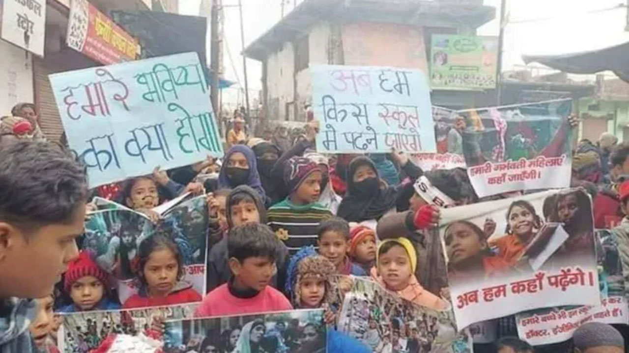Uttarakhand: హల్ద్వానీలో గూడు కోల్పోనున్న 4,000 కుటుంబాలు.. ఎందుకో తెలుసా? Uttarakhand: హల్ద్వానీలో గూడు కోల్పోనున్న 4,000 కుటుంబాలు.. ఎందుకో తెలుసా?