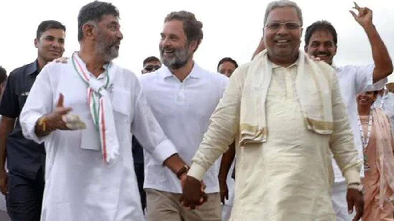 Karnataka: బస్సు యాత్ర కోసం రెండు గ్రూపులుగా ఏర్పడ్డ కాంగ్రెస్ Karnataka: బస్సు యాత్ర కోసం రెండు గ్రూపులుగా ఏర్పడ్డ కాంగ్రెస్