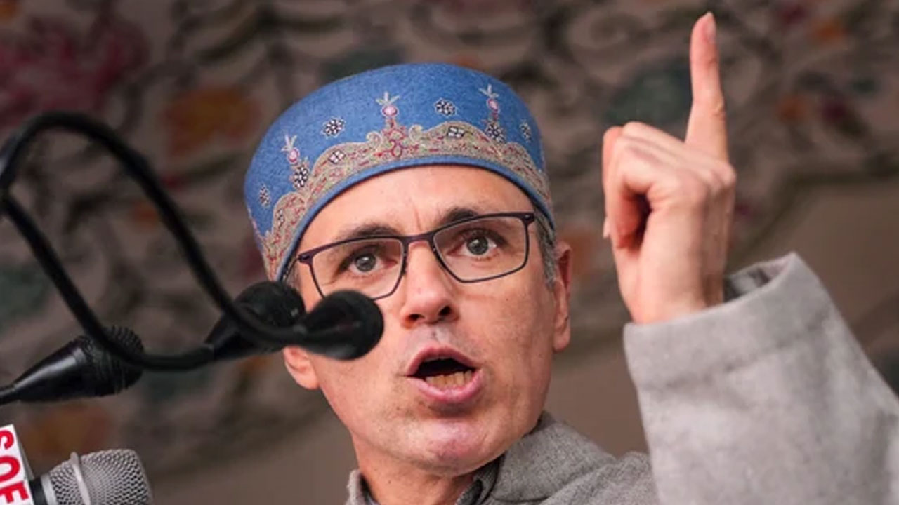 Omar Abdullah: కేజ్రీవాల్ అప్పుడు మాకు మద్దతు తెలపలేదు.. ఇప్పుడు మాత్రం మా మద్దతు మీకు కావాలా? Omar Abdullah: కేజ్రీవాల్ అప్పుడు మాకు మద్దతు తెలపలేదు.. ఇప్పుడు మాత్రం మా మద్దతు మీకు కావాలా?