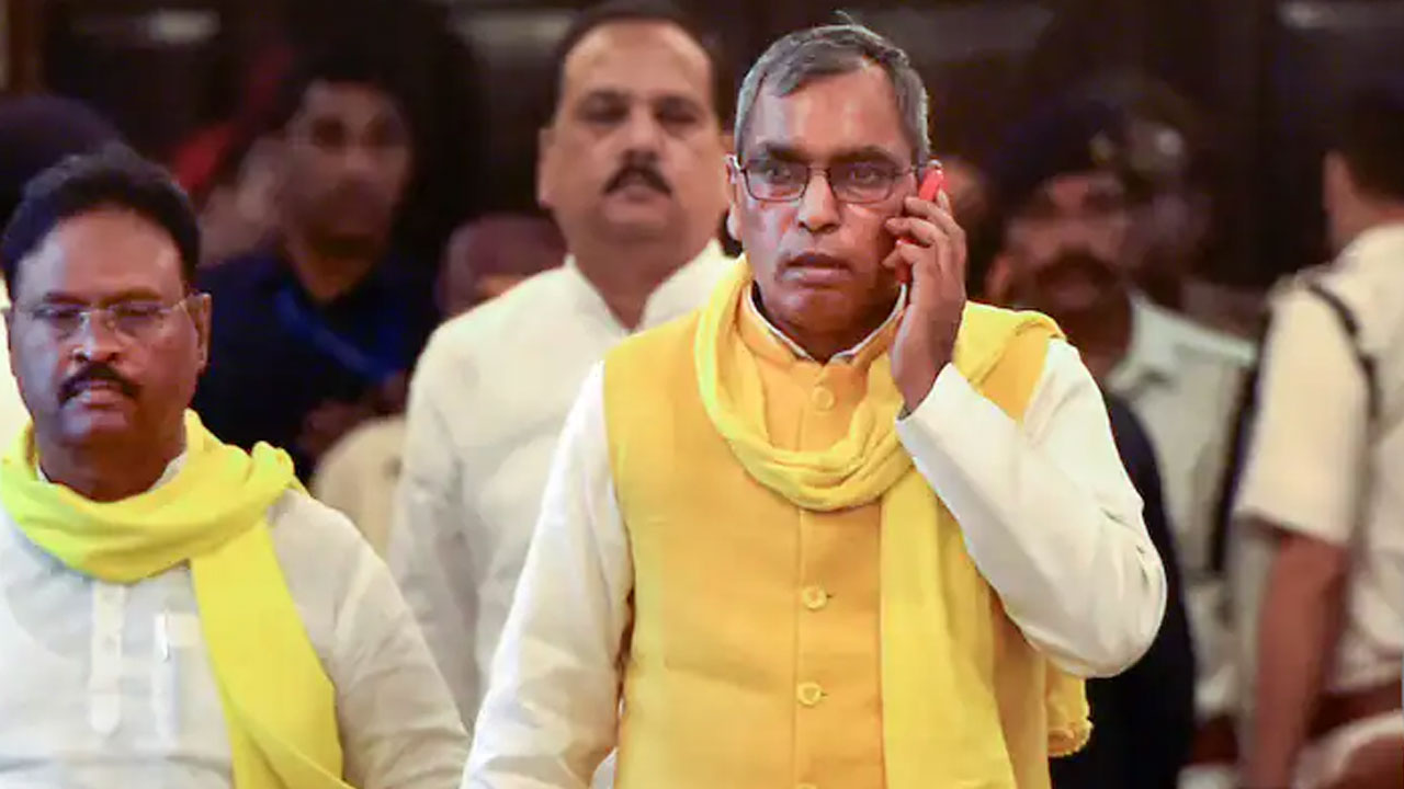 Bharat Jodo Yatra: రాహుల్ గాంధీకి షాకిచ్చిన మరో యూపీ నేత Bharat Jodo Yatra: రాహుల్ గాంధీకి షాకిచ్చిన మరో యూపీ నేత