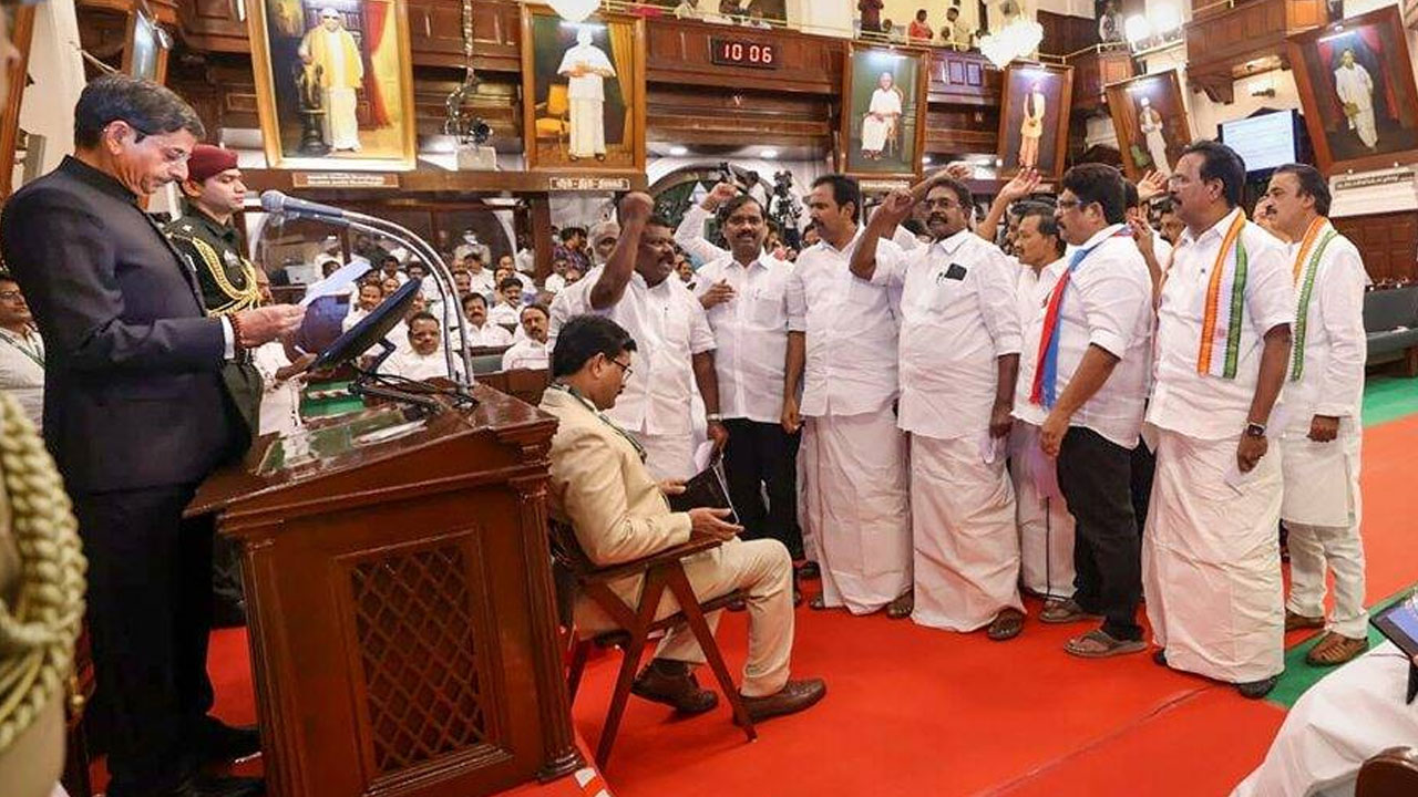 Tamil Nadu: తమిళనాడు గవర్నర్ను సమర్ధించనూ లేక, విమర్శించనూ లేక సతమతమవుతోన్న బీజేపీ Tamil Nadu: తమిళనాడు గవర్నర్ను సమర్ధించనూ లేక, విమర్శించనూ లేక సతమతమవుతోన్న బీజేపీ