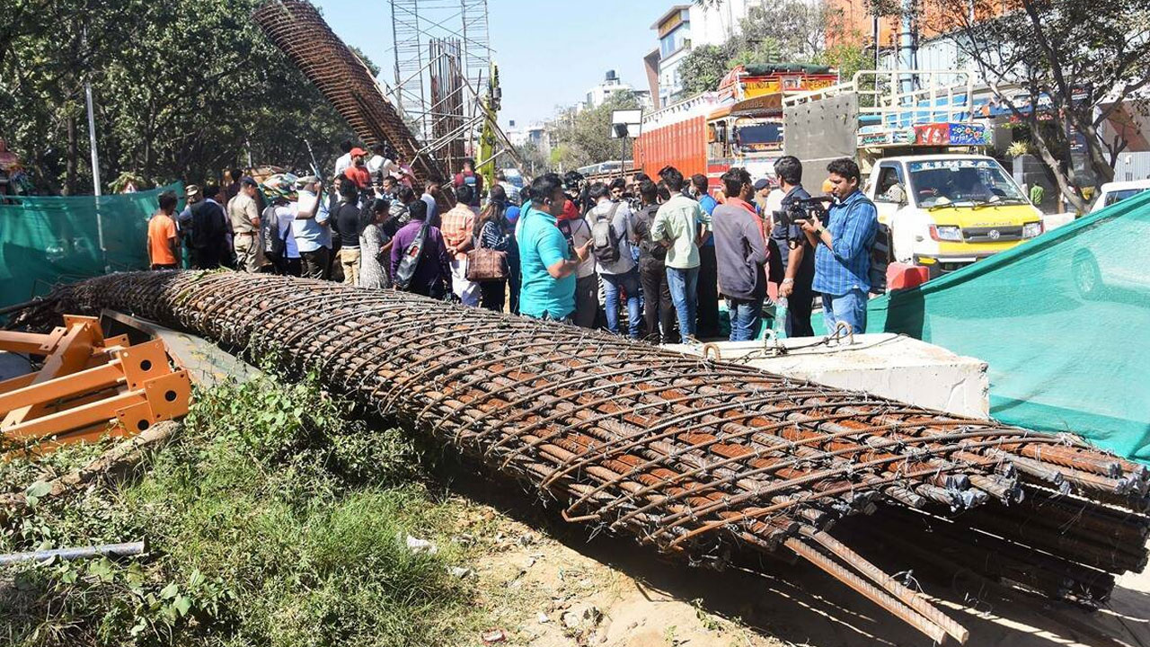 Bengaluru Metro Pillar Collapse Case: అదే కోటి నేనిస్తా, నా కూతుర్ని ఇస్తారా? బెంగళూరు మెట్రో యాజమాన్యంపై మండిపడ్డ బాధితుడు Bengaluru Metro Pillar Collapse Case: అదే కోటి నేనిస్తా, నా కూతుర్ని ఇస్తారా? బెంగళూరు మెట్రో యాజమాన్యంపై మండిపడ్డ బాధితుడు