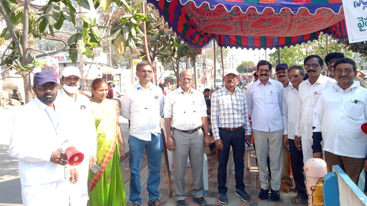 TSRTC: సంక్రాంతి ప్రయాణానికి సర్వం సిద్ధం: టీఎస్ఆర్టీసీ ఎండీ సజ్జనర్ TSRTC: సంక్రాంతి ప్రయాణానికి సర్వం సిద్ధం: టీఎస్ఆర్టీసీ ఎండీ సజ్జనర్