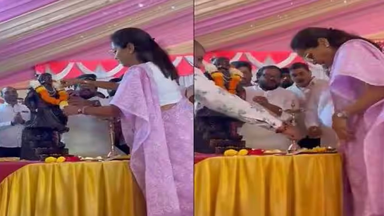 Supriya Sule: ఎంపీ సుప్రియా సూలే చీరకు అంటుకున్న నిప్పు.. తప్పిన ప్రమాదం Supriya Sule: ఎంపీ సుప్రియా సూలే చీరకు అంటుకున్న నిప్పు.. తప్పిన ప్రమాదం