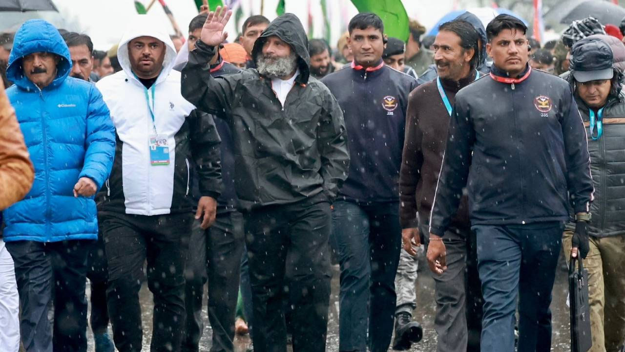 Bharat Jodo Yatra: రాహుల్ వేసుకున్నది జాకెట్ కాదట, రెయిన్ కోటట Bharat Jodo Yatra: రాహుల్ వేసుకున్నది జాకెట్ కాదట, రెయిన్ కోటట