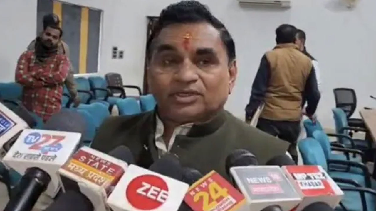 Narayan Patel: రోడ్లు బాగుండడం వల్లే ప్రమాదాలు జరుగుతున్నాయట.. బీజేపీ ఎమ్మెల్యే విచిత్ర వ్యాఖ్యలు Narayan Patel: రోడ్లు బాగుండడం వల్లే ప్రమాదాలు జరుగుతున్నాయట.. బీజేపీ ఎమ్మెల్యే విచిత్ర వ్యాఖ్యలు