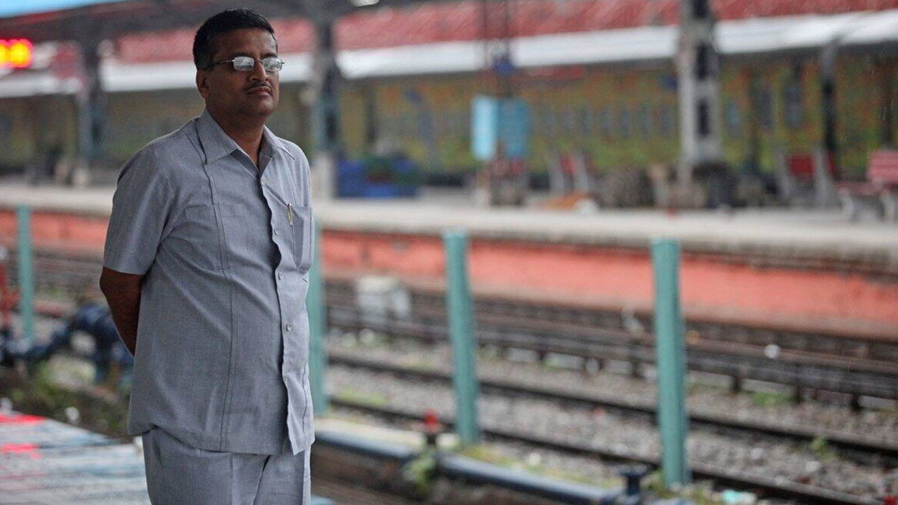 Ashok Khemka: ఆయన నిజాయితీగల ఐఏఎస్ అధికారి.. కానీ రోజుకు 8 నిమిషాలే పని, రూ.40 లక్షల జీతం Ashok Khemka: ఆయన నిజాయితీగల ఐఏఎస్ అధికారి.. కానీ రోజుకు 8 నిమిషాలే పని, రూ.40 లక్షల జీతం